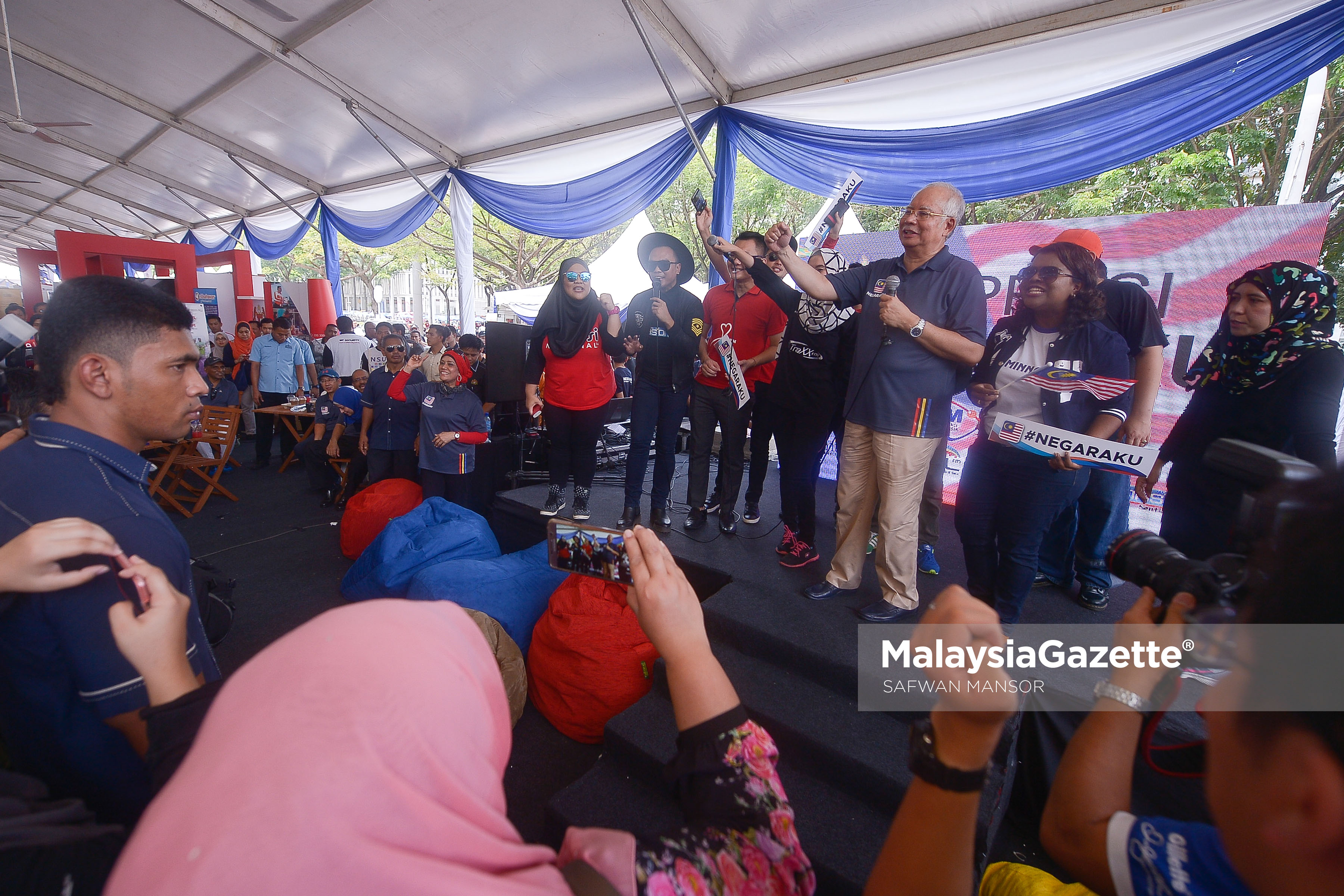 Perdana Menteri, Datuk Seri Najib Tun Razak bersama sebahagian juruhebah Radio Televisyen Malaysia (RTM) berinteraksi dengan pengunjung pada Majlis Pelancaran Kempen Ekspresi Negaraku di Putrajaya. foto SAFWAN MANSOR, 18 MAC 2017