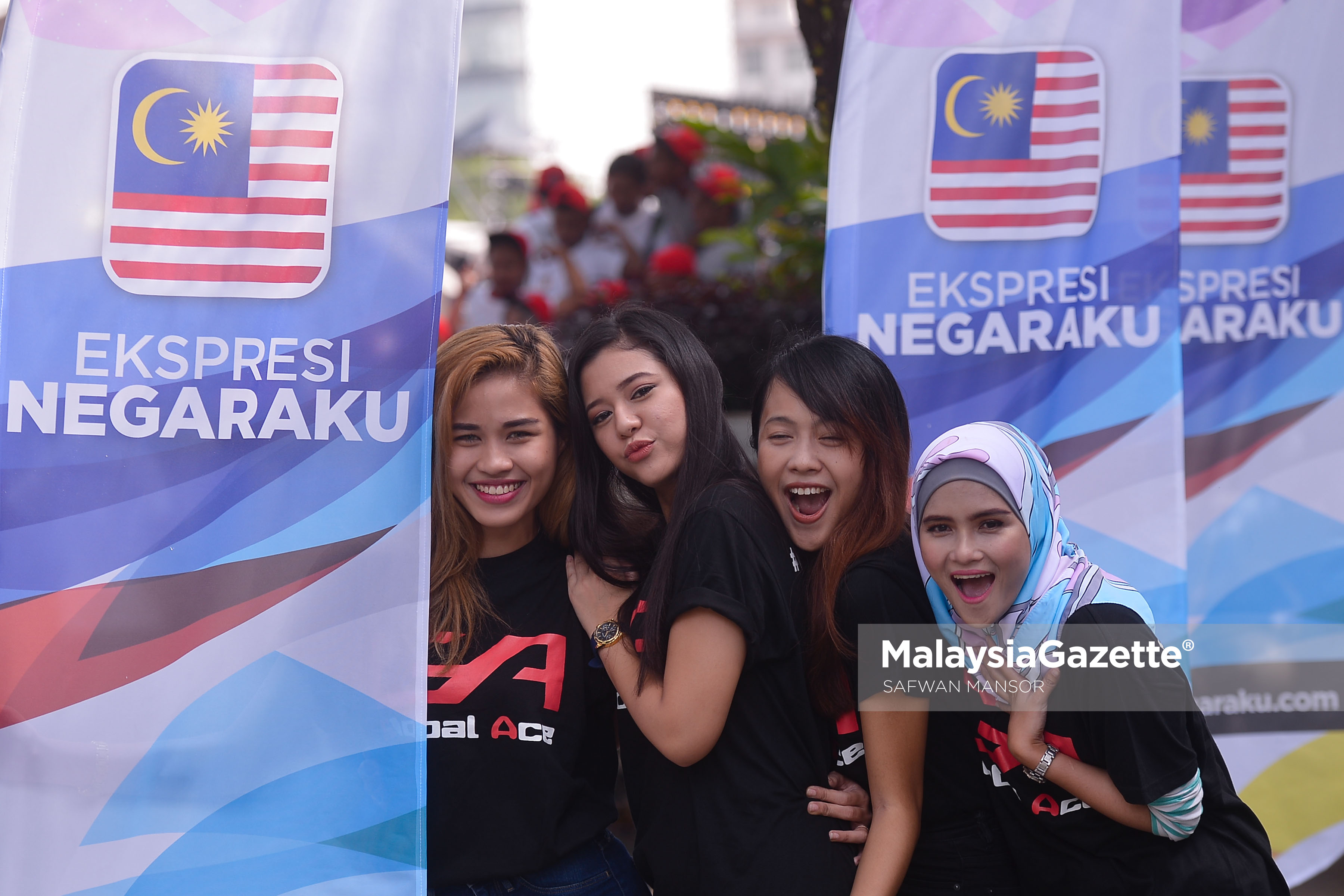 Reaksi empat model sambilan yang mengambil kesempatan bergambar pada Majlis Pelancaran Kempen Ekspresi Negaraku di Putrajaya. foto SAFWAN MANSOR, 18 MAC 2017
