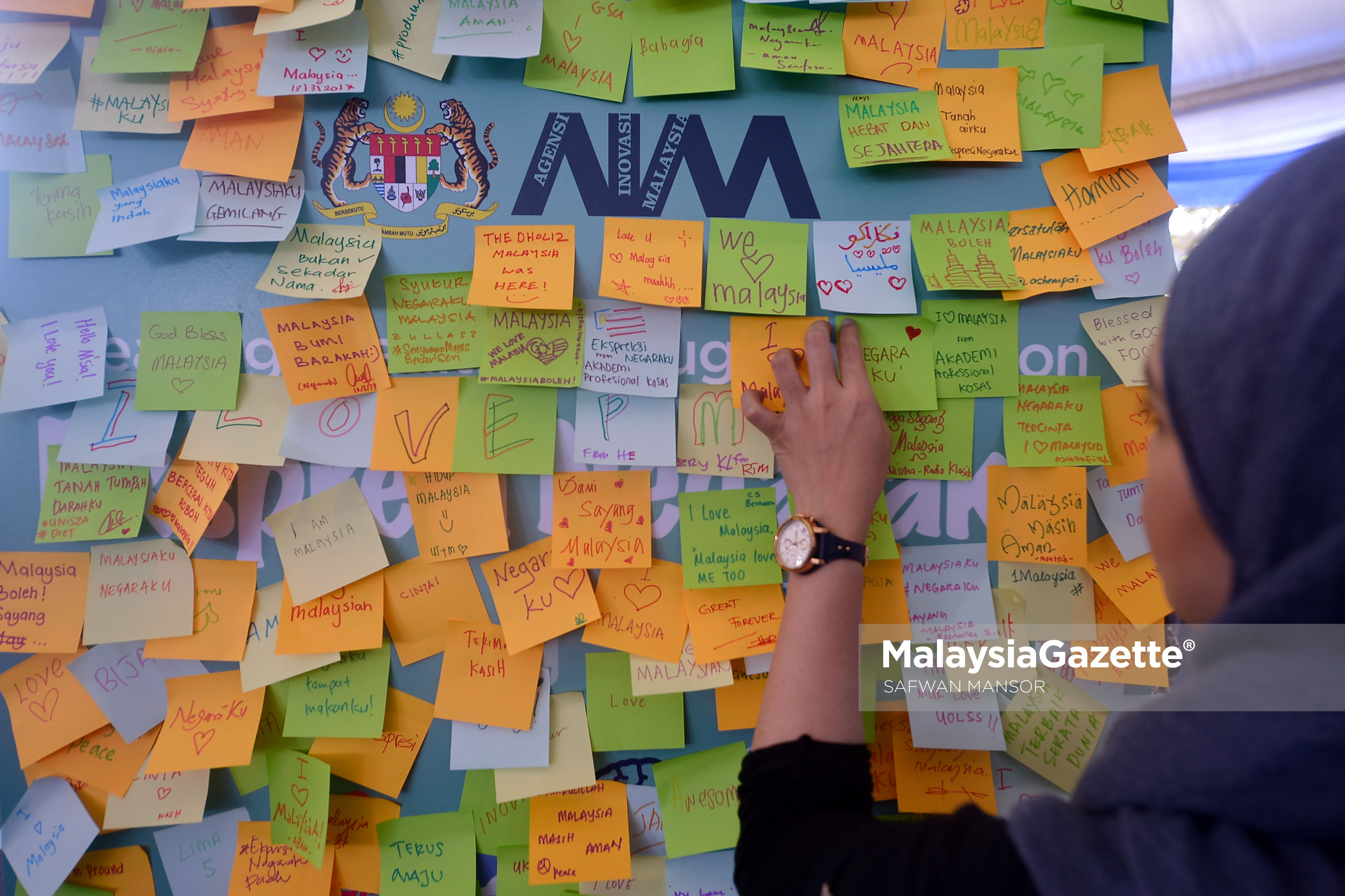 Seorang pengunjung mengambil kesempatan menampal kata-kata sokongan terhadap kempen Ekspresi Negaraku yang dilancarkan oleh Perdana Menteri, Datuk Seri Najib Tun Razak di Putrajaya. foto SAFWAN MANSOR, 18 MAC 2017