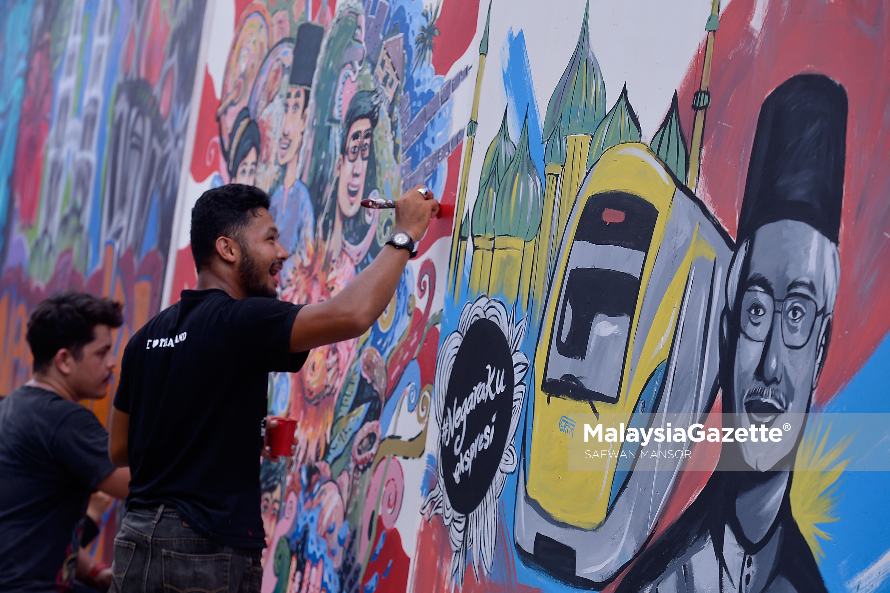 Dua pelukis dilihat menyiapkan mural bertemakan Negaraku dan turut mempotretkan wajah Perdana Menteri, Datuk Seri Najib Tun Razak sempena Majlis Pelancaran Kempen Ekspresi Negaraku di Putrajaya. foto SAFWAN MANSOR, 18 MAC 2017