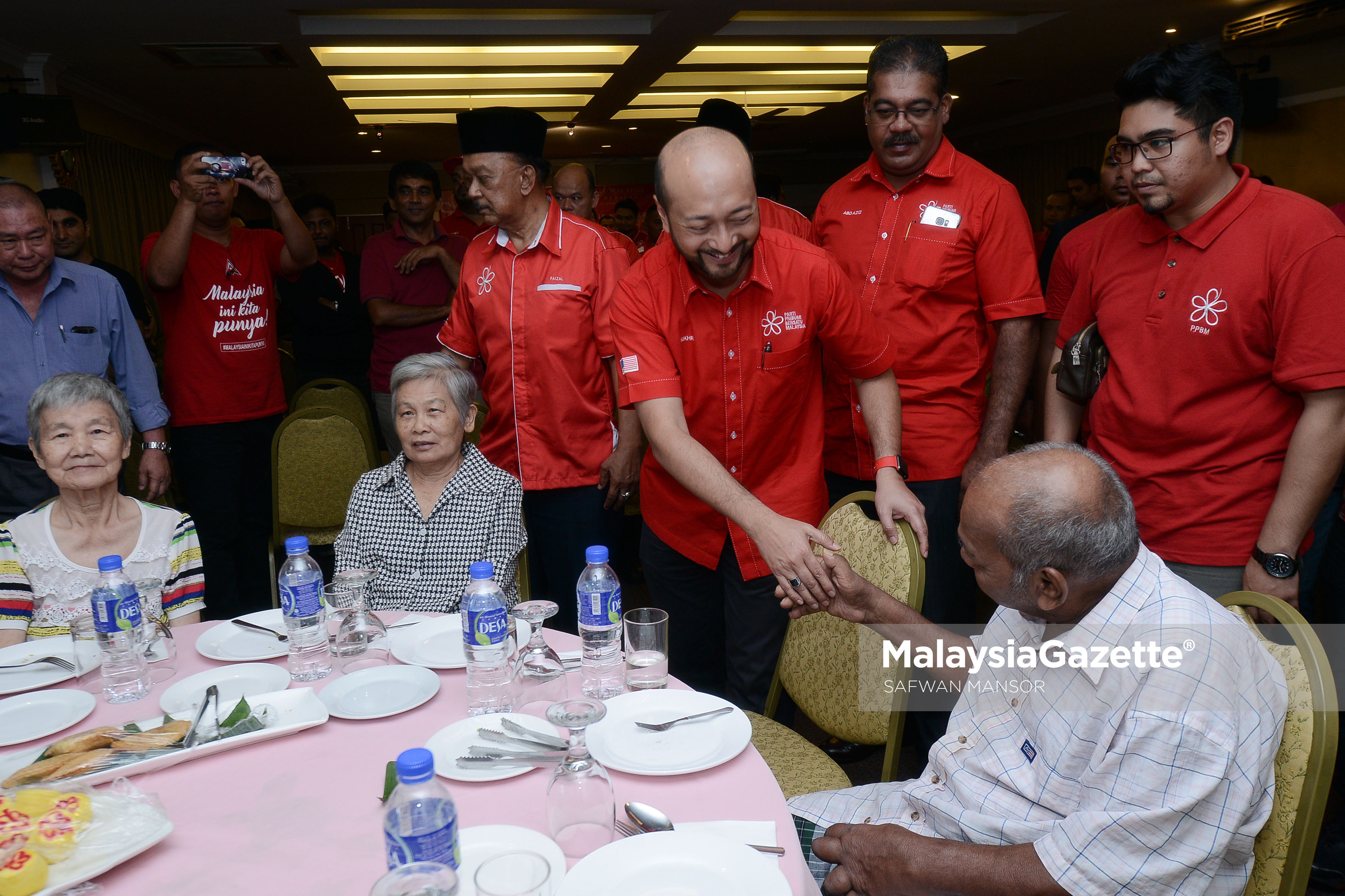 Timbalan Presiden Parti Peribumi Bersatu Malaysia (PPBM), Datuk Seri Muhkriz Tun Mahathir beramah mesra dengan sebehagian warga emas yang hadir pada Majlis Pelancaran PPBM Bahagian Titiwangsa P119 di Holiday Villa, Jalan Ampang. foto SAFWAN MANSOR, 21 MAC 2017