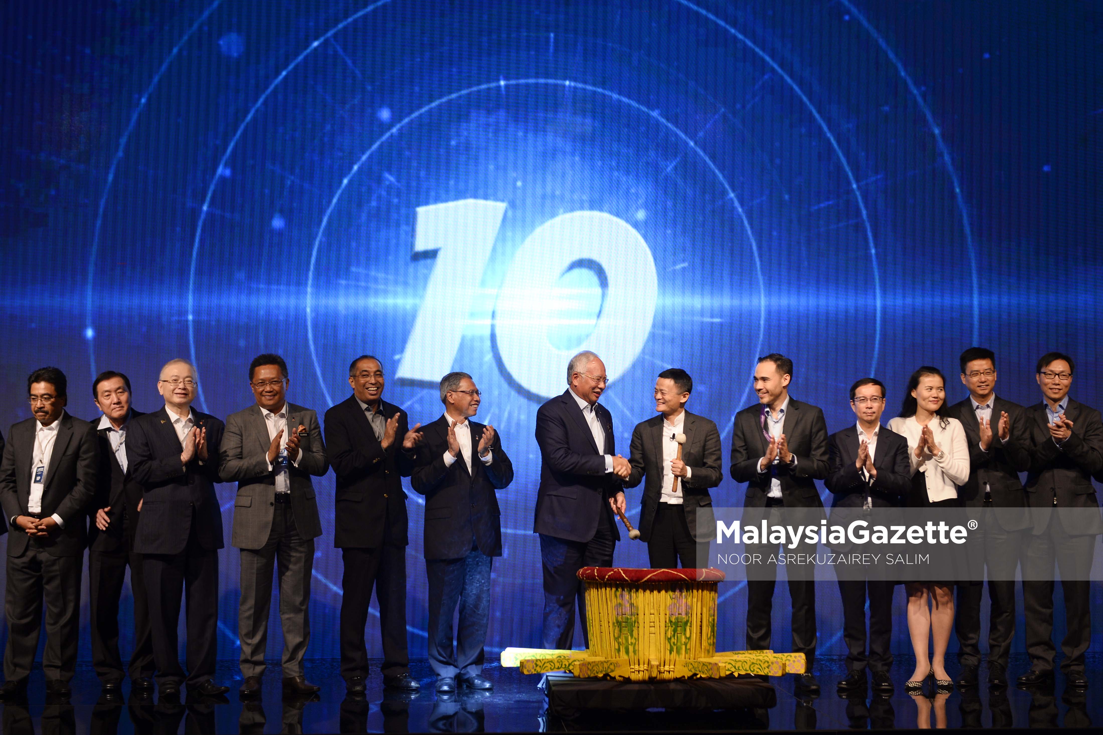 Perdana Menteri, Datuk Seri Najib Tun Razak bersama Pengasas dan Pengerusi Eksekutif Kumpulan Alibaba, Jack Ma (tengah) bersalaman selepas mengetuk gendang sebagai gimik Majlis Pelancaran World's First Digital Free Trade Zone (DFTZ) Hotel Mandarin Oriental, Kuala Lumpur. foto NOOR ASREKUZAIREY SALIM, 22 MAC 2017