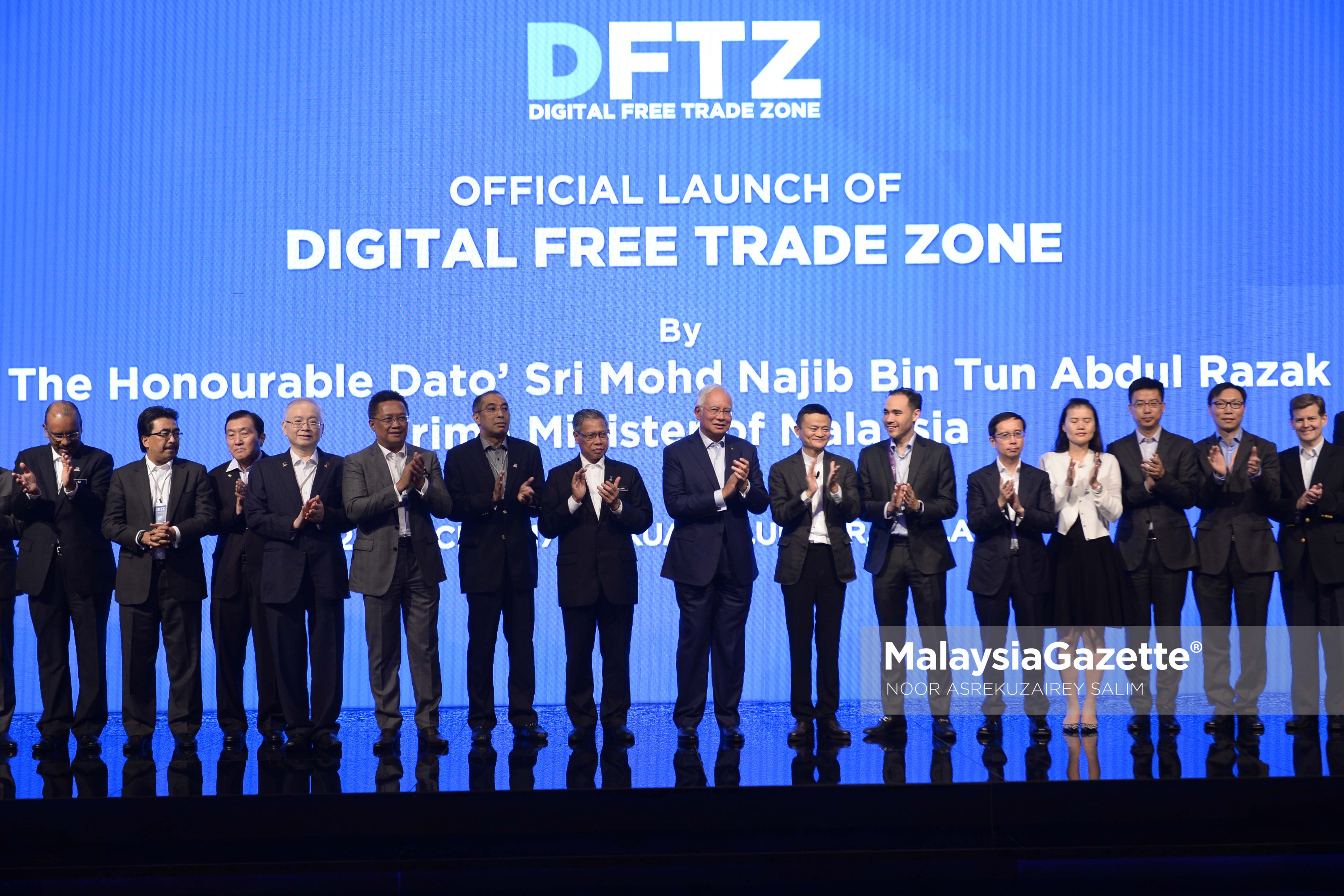Perdana Menteri, Datuk Seri Najib Tun Razak bersama Pengasas dan Pengerusi Eksekutif Kumpulan Alibaba, Jack Ma (tengah) bergambar kenangan pada Majlis Pelancaran World's First Digital Free Trade Zone (DFTZ) di Hotel Mandarin Oriental, Kuala Lumpur. foto NOOR ASREKUZAIREY SALIM, 22 MAC 2017