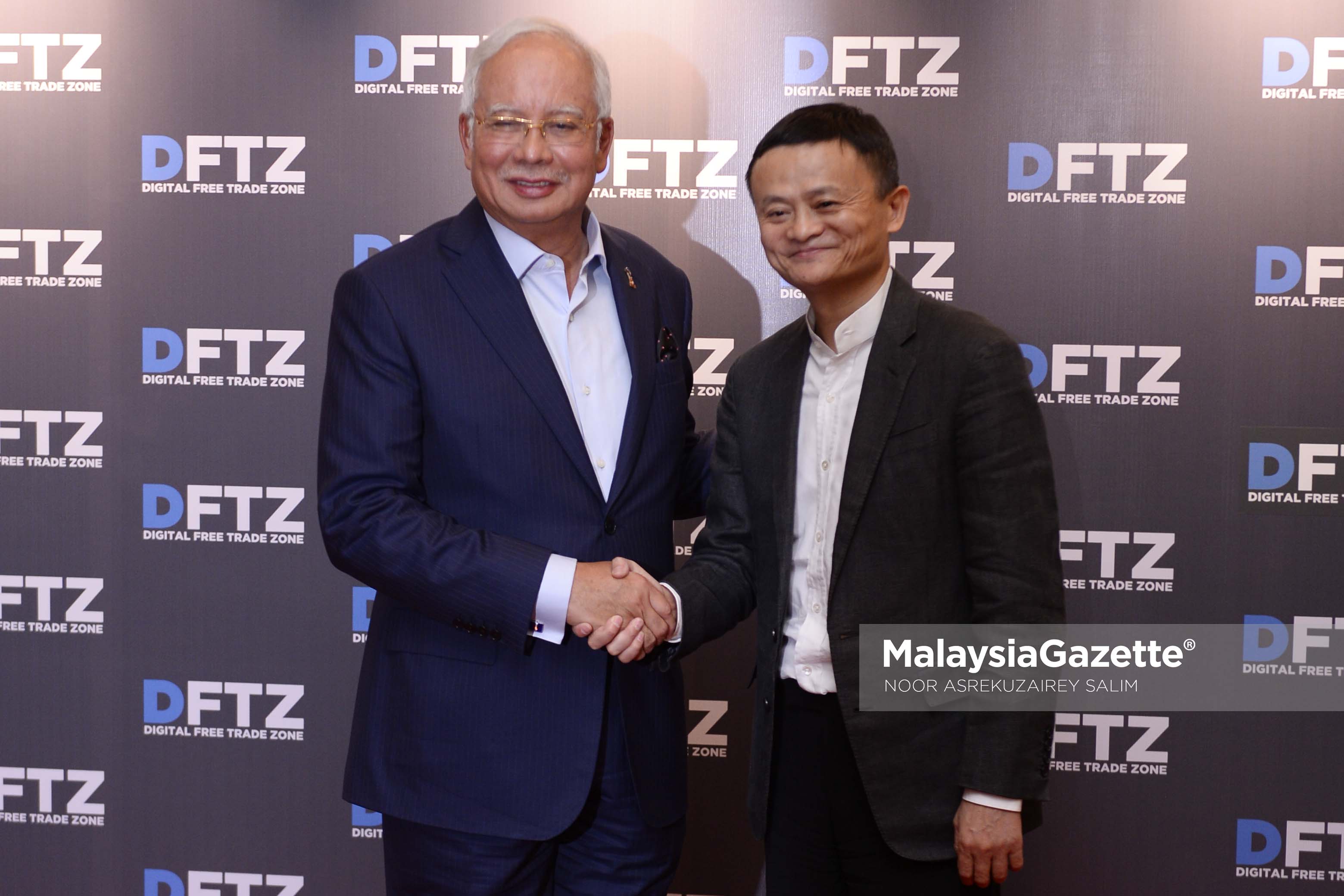 Perdana Menteri, Datuk Seri Najib Tun Razak bersalaman bersama Pengasas dan Pengerusi Eksekutif Kumpulan Alibaba, Jack Ma (kanan) pada Majlis Pelancaran World's First Digital Free Trade Zone (DFTZ) Hotel Mandarin Oriental, Kuala Lumpur. foto NOOR ASREKUZAIREY SALIM, 22 MAC 2017