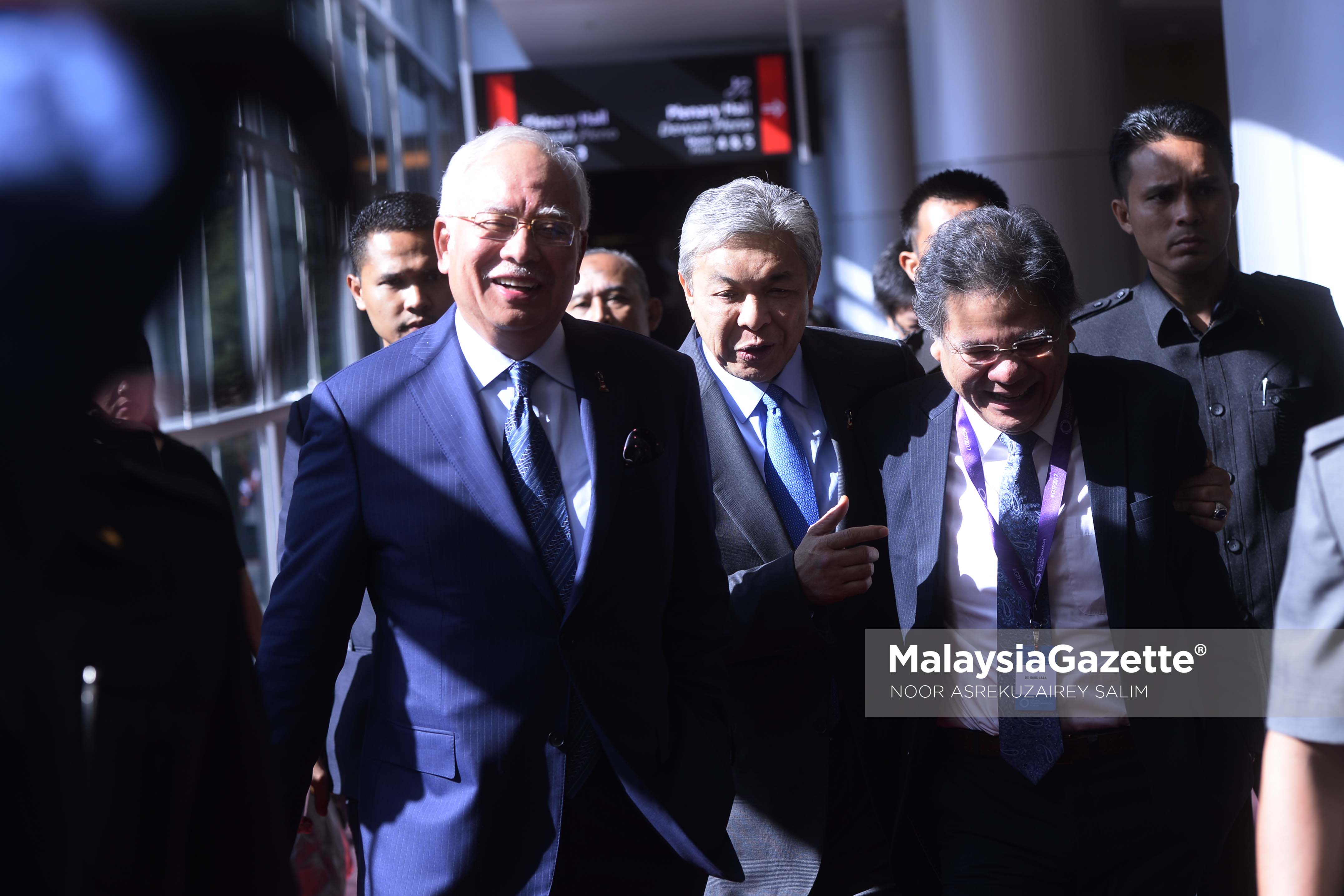 Reaksi ceria Perdana Menteri, Datuk Seri Najib Tun Razak bersama Timbalan Perdana Menteri, Datuk Seri Ahmad Zahid Hamidi (tengah) dan Ketua Pegawai Eksekutif PEMANDU, Datuk Seri Idris Jala (kanan) selepas menyampaikan ucaptama pada Forum Transfomasi Global 2017 di Pusat Konvensyen Kuala Lumpur (KLCC), Kuala Lumpur. foto NOOR ASREKUZAIREY SALIM, 22 MAC 2017