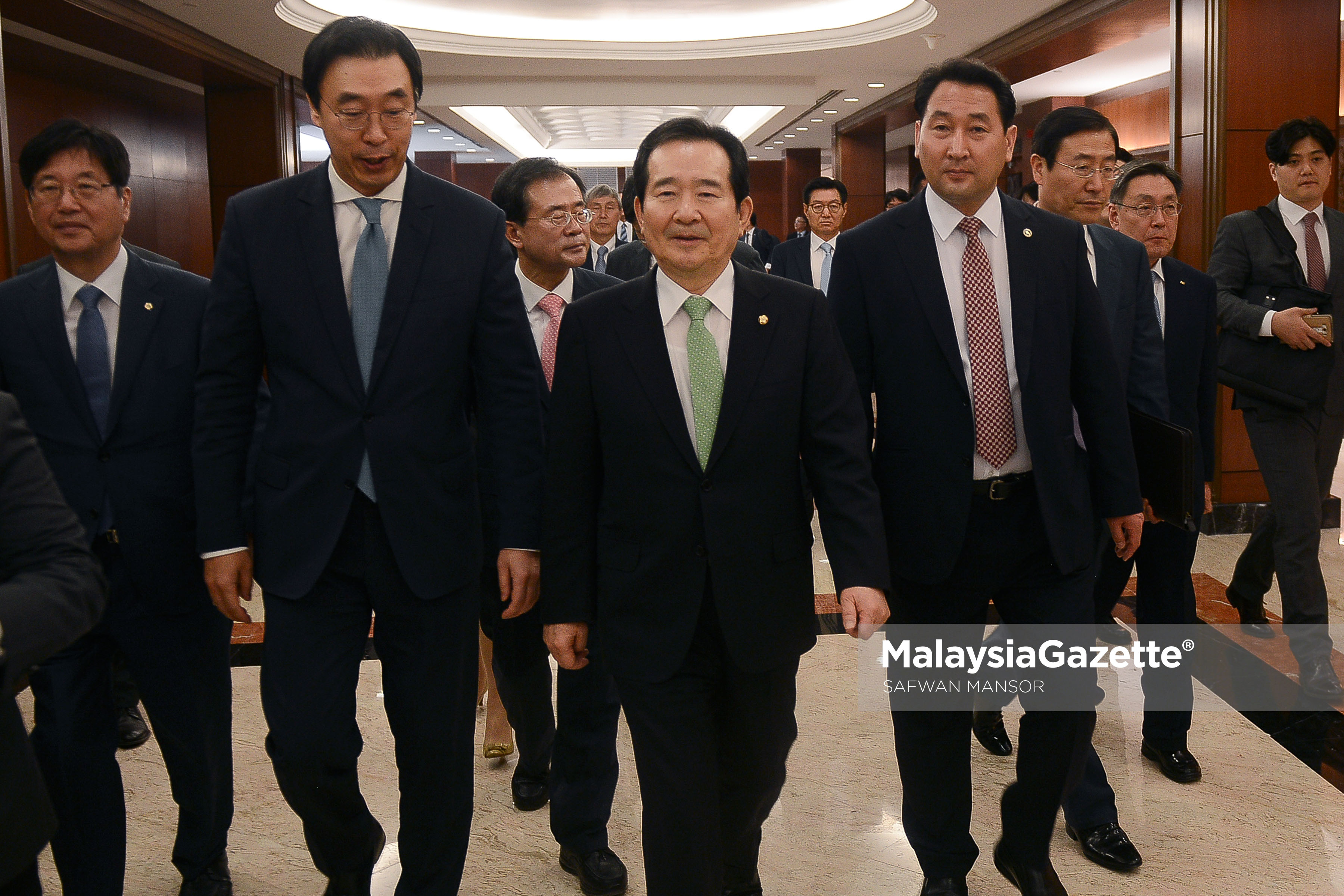 Speaker Parlimen Republik Korea Selatan, Chung Sye-kyum (tengah) ketika hadir membuat kunjungan hormat ke Parlimen Malaysia, Kuala Lumpur. foto SAFWAN MANSOR, 22 MAC 2017