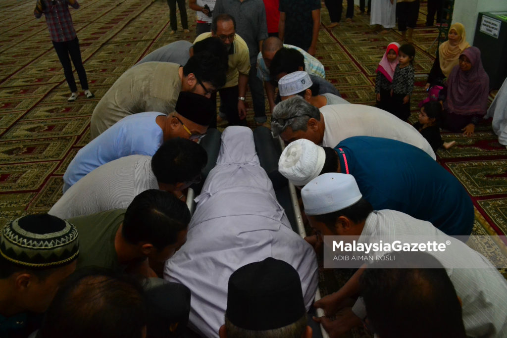 Orang ramai mengangkat jenazah Allahyarham Johan Nawawi untuk tatapan kali terakhir bagi keluarganya sebelum dikebumikan di Masjid Kampung Tunku, Petaling Jaya , Selangor. foto ADIB AIMAN ROSLI, 24 MAC 2017