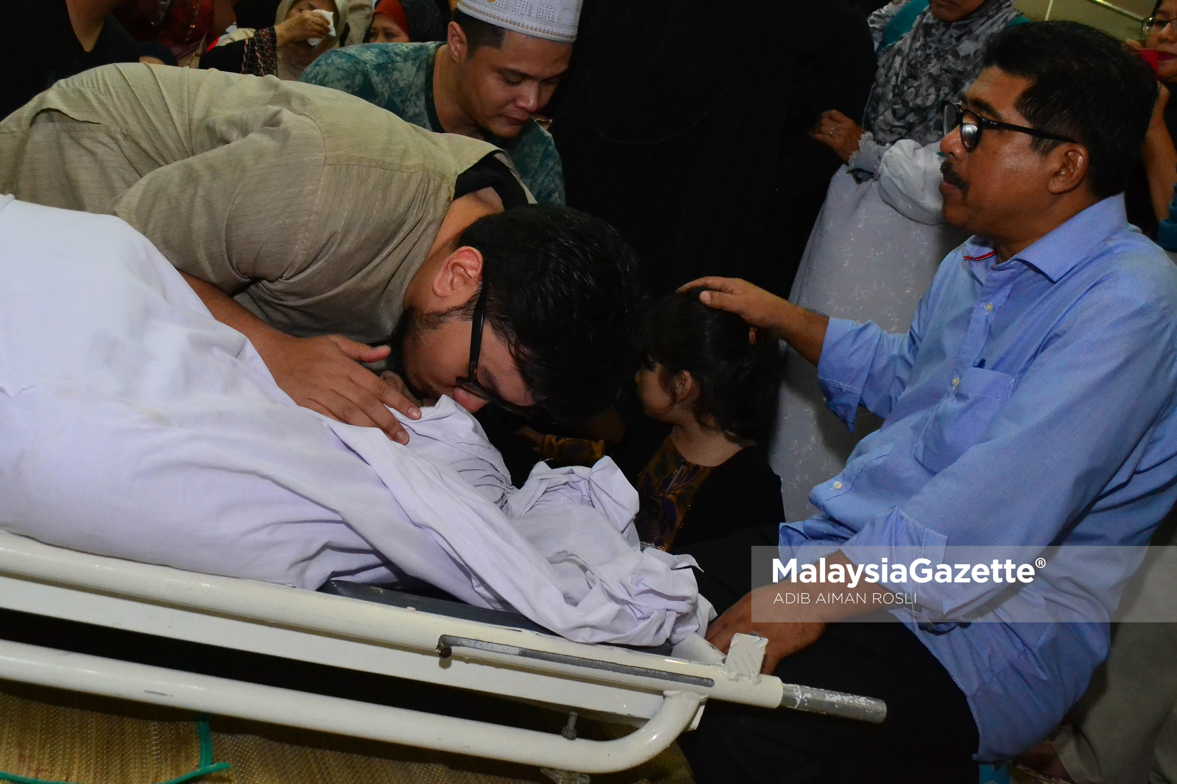 Anak Allahyaraham Johan Nawawi, Muhd Syakir Iman mencium jenazah bapanya sebelum dikebumikan di Masjid Kampung Tunku, Petaling Jaya , Selangor. foto ADIB AIMAN ROSLI, 24 MAC 2017