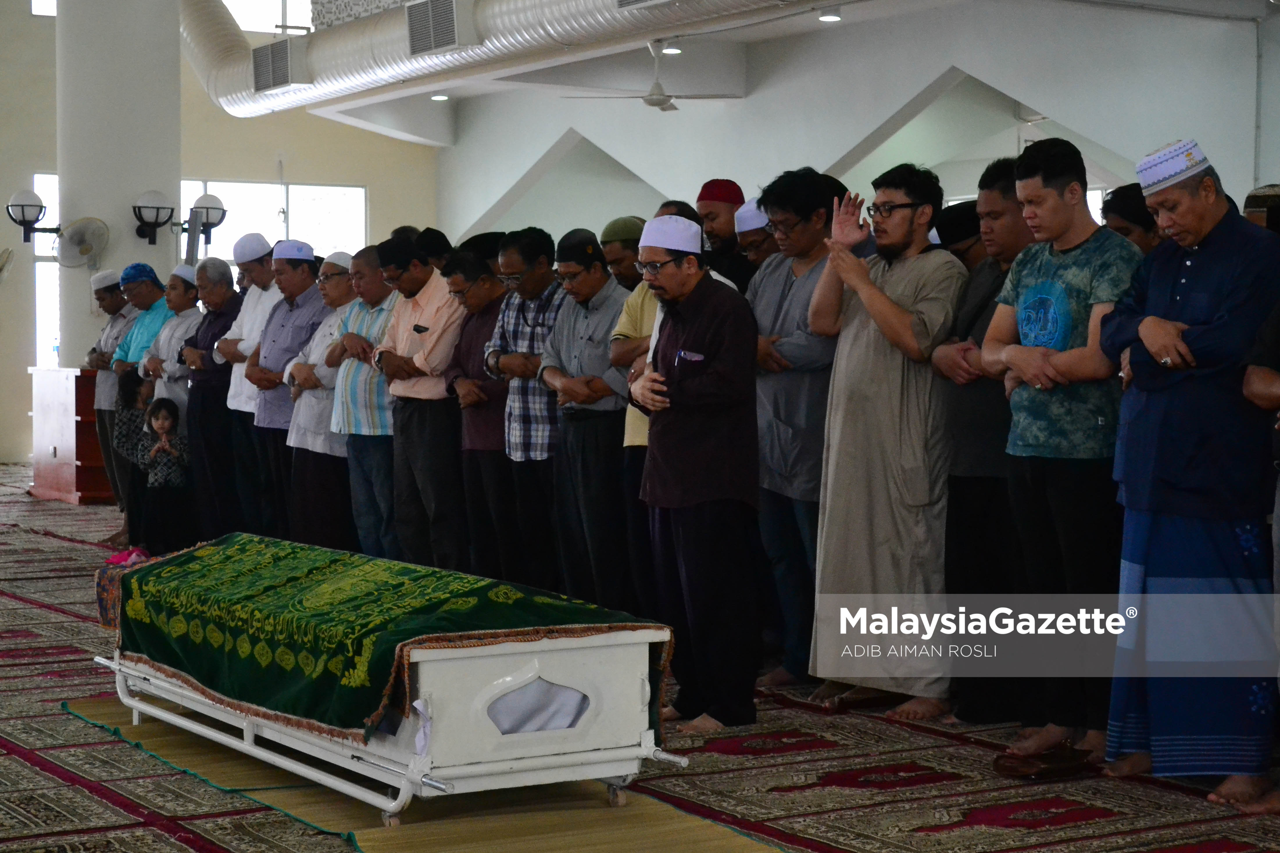 Anak serta rakan-rakan Allahyarham Johan Nawawi bersembahyang solat jenazah bersama sebelum dikebumikan di Masjid Kampung Tunku, Petaling Jaya, Selangor. foto ADIB AIMAN ROSLI, 24 MAC 2017