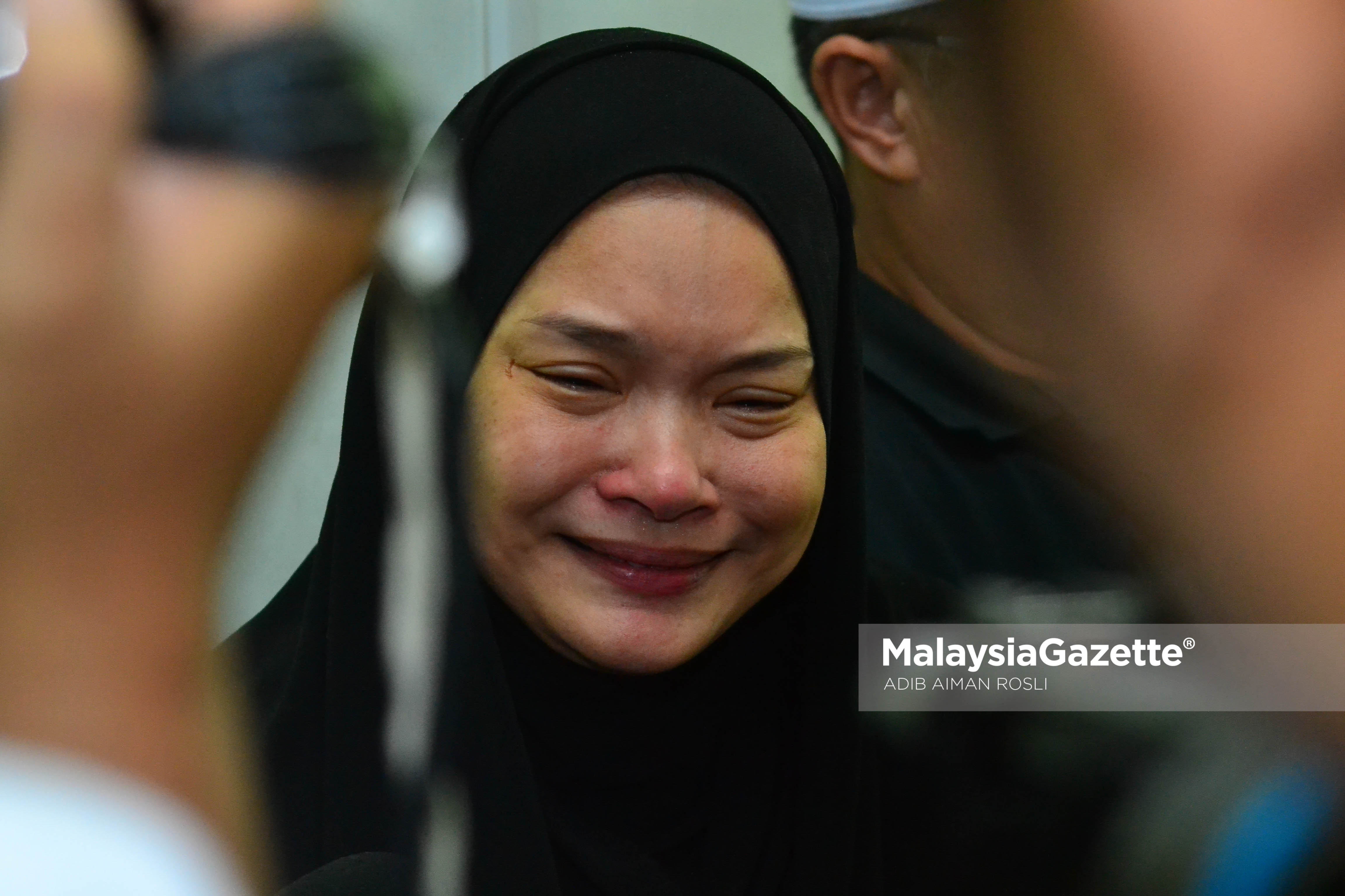 Isteri Allyarham Johan Nawawi, Nora kelihatan tidak dapat menahan perasaan atas pemergian suami tercinta di Masjid Kampung Tunku, Petaling Jaya, Selangor. foto ADIB AIMAN ROSLI, 24 MAC 2017