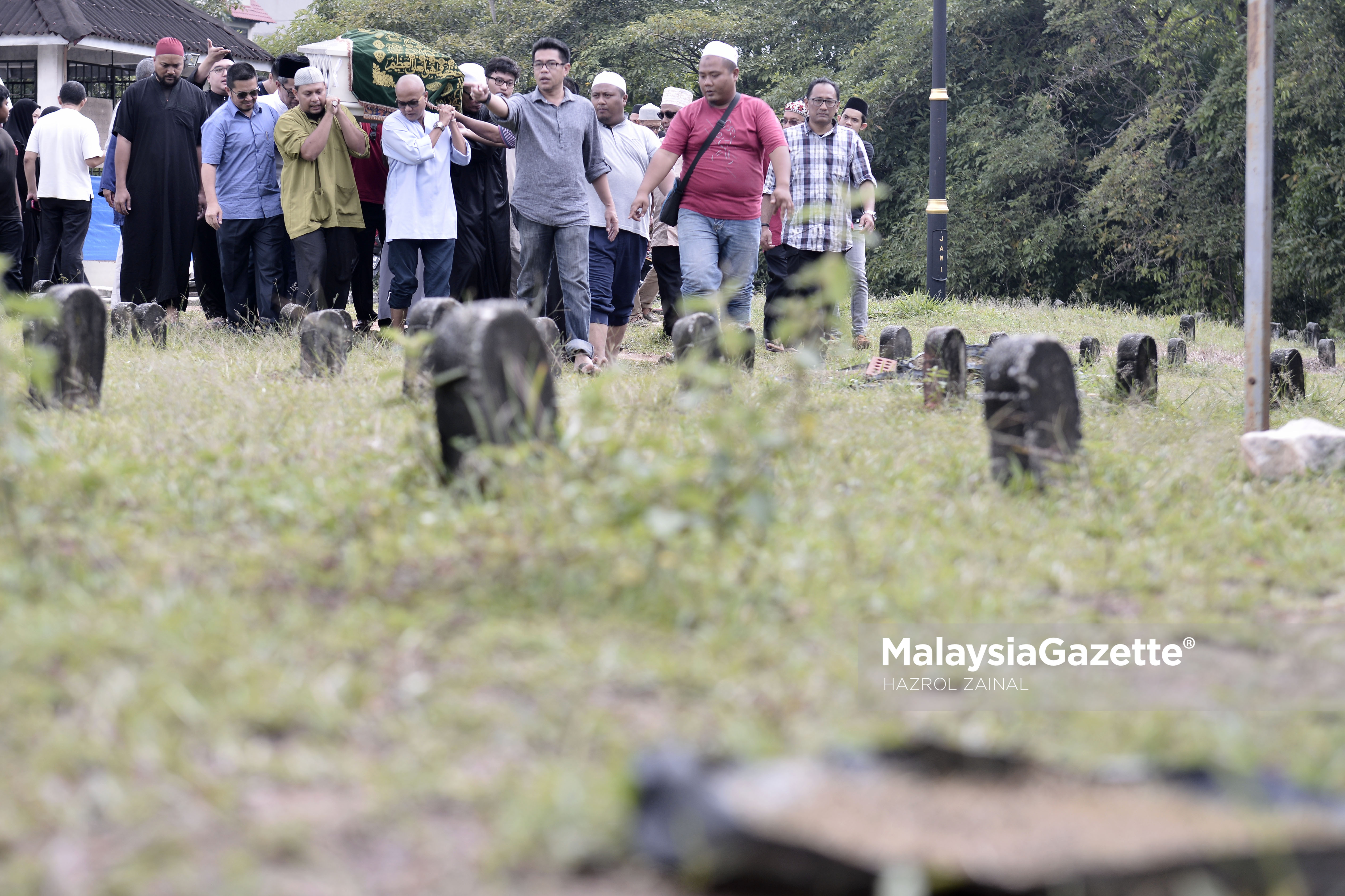 Sanak saudara dan orang ramai mengusung jenazah Allahyarham Johan Nawawi untuk dikebumikan di Tanah Perkuburan Islam Bukit Kiara, Kuala Lumpur. foto MOHD HAZROL ZAINAL, 24 MAC 2017.