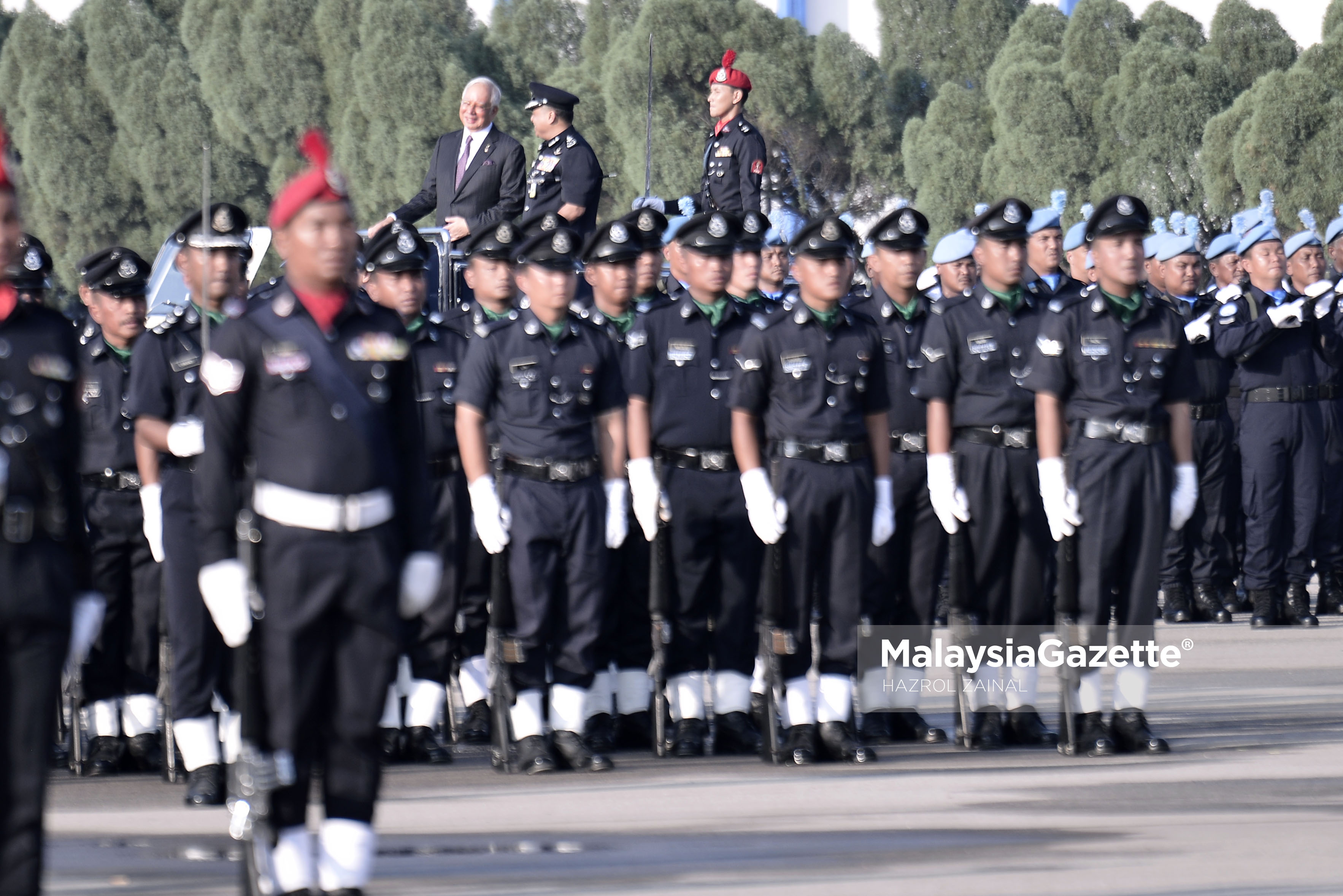 Perdana Menteri, Datuk Seri Najib Tun Razak diiringi Ketua Polis Negara, Tan Sri Khalid Abu Bakar memeriksa kawalan kehormat ketika hadir pada Majlis Perbarisan Peringatan Hari Polis ke-210 Tahun 2017 di Pusat Latihan Polis (PULAPOL) Jalan Semarak, Kuala Lumpur. foto MOHD HAZROL ZAINAL, 25 MAC 2017.