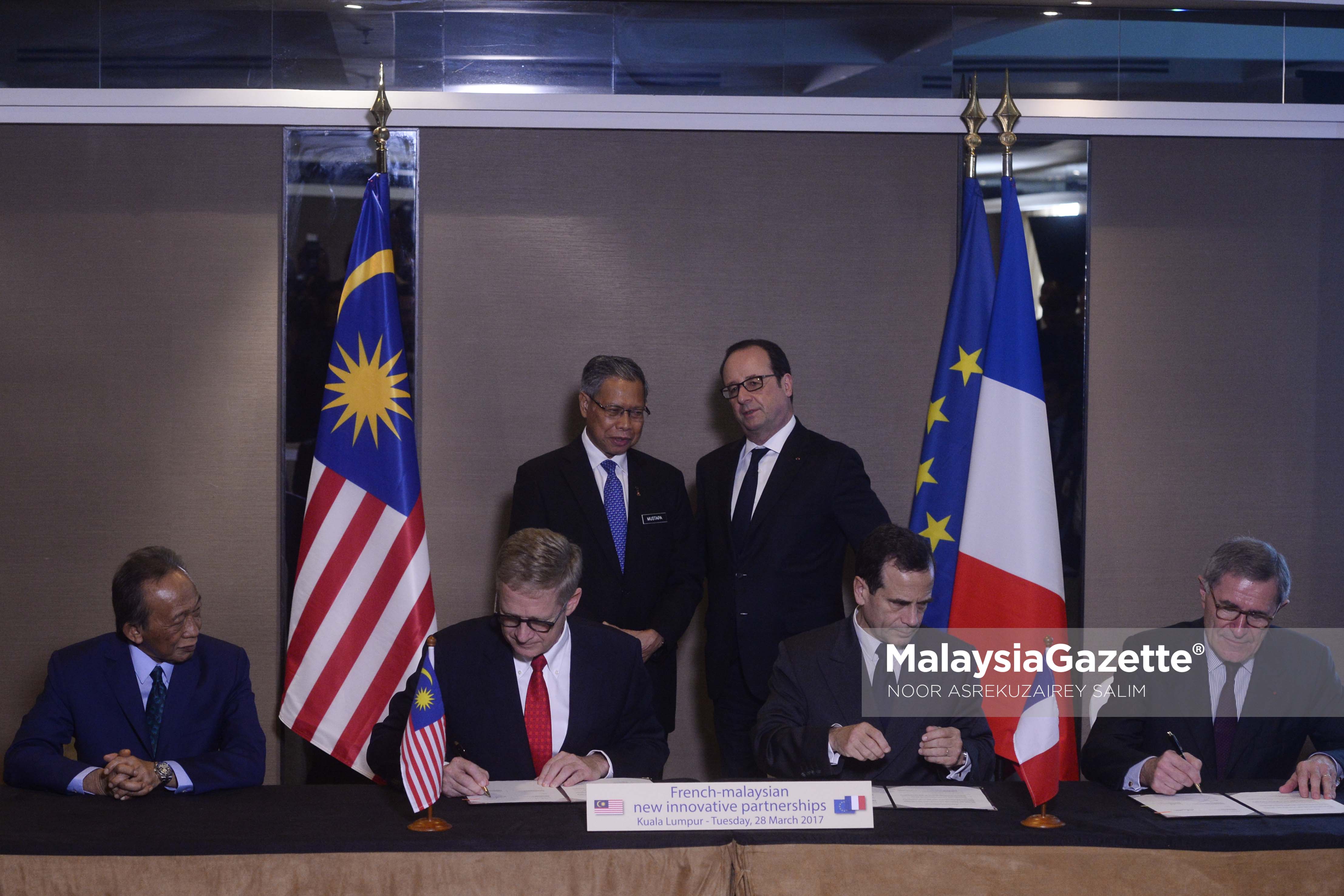 Presiden Perancis, Francois Hollonde (berdiri kanan) diiringi Menteri Perdagangan Antarabangsa dan Industri (MITI), Datuk Seri Mustapa Mohamed (berdiri kiri) menyaksikan perjanjian persefahaman ekonomi dan perdagangan Malaysia dan Perancis diantara Sime Darby Group dan Engie Group di Majestic Hotel, Kuala Lumpur. foto NOOR ASREKUZAIREY SALIM, 28 MAC 2017