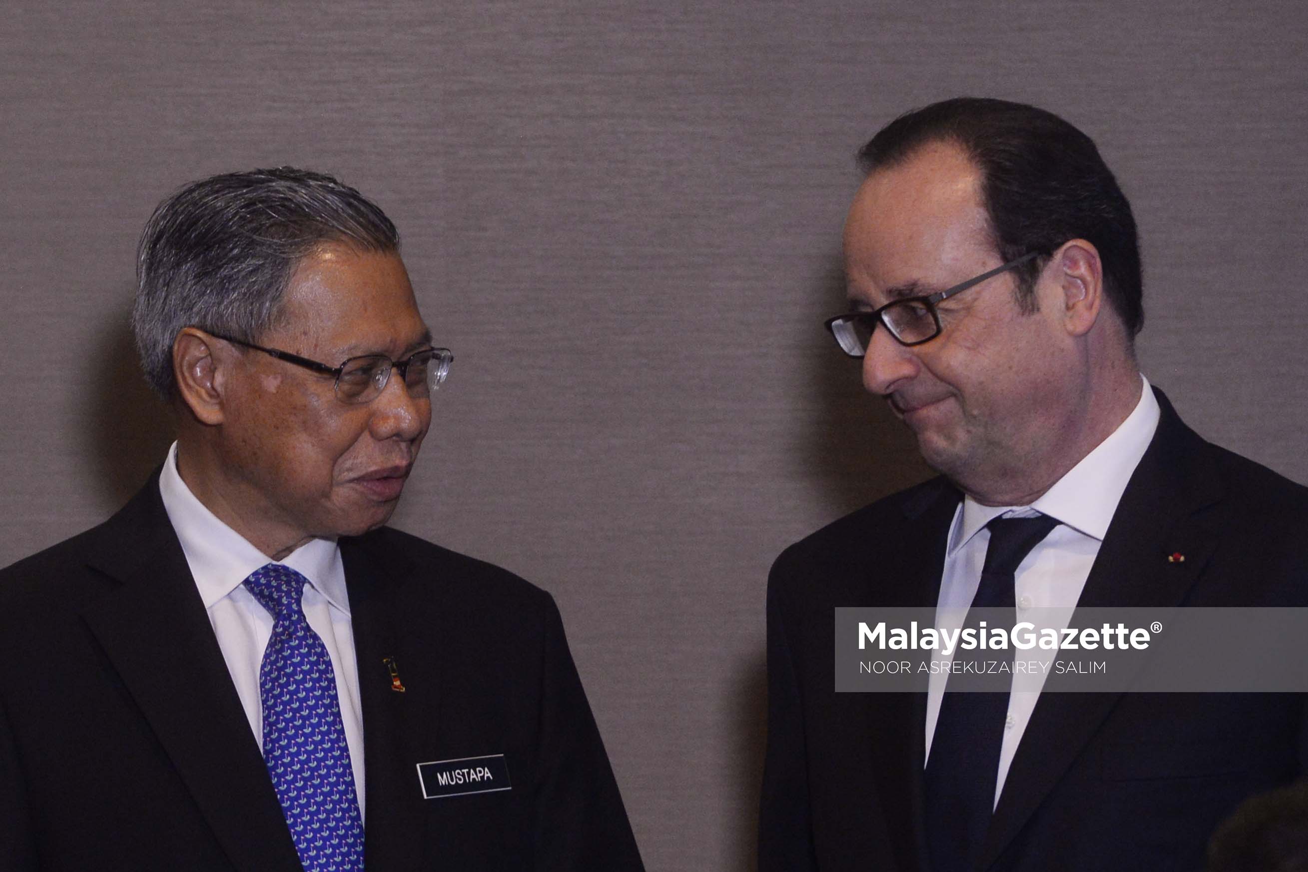 Reaksi Presiden Perancis, Francois Hollonde (kanan) dan Menteri Perdagangan Antarabangsa dan Industri (MITI), Datuk Seri Mustapa Mohamed (kiri) ketika hadir menyaksikan perjanjian persefahaman ekonomi dan perdagangan Malaysia dan Perancis di Majestic Hotel, Kuala Lumpur. foto NOOR ASREKUZAIREY SALIM, 28 MAC 2017