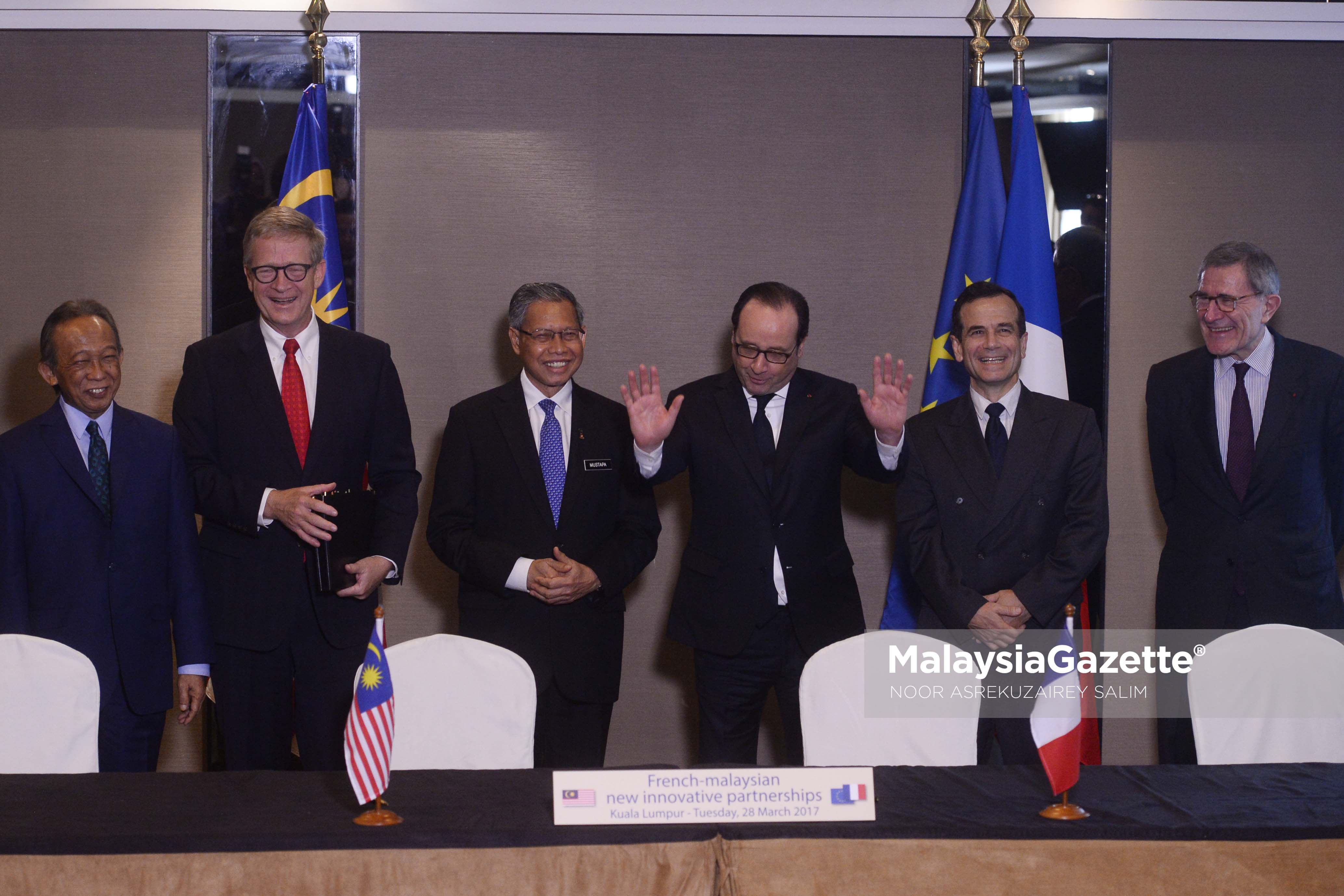 Presiden Perancis, Francois Hollonde (berdiri kanan) diiringi Menteri Perdagangan Antarabangsa dan Industri (MITI), Datuk Seri Mustapa Mohamed (berdiri kiri) bergambar bersama selepas menyaksikan perjanjian persefahaman ekonomi dan perdagangan Malaysia dan Perancis diantara Sime Darby Group dan Engie Group di Majestic Hotel, Kuala Lumpur. foto NOOR ASREKUZAIREY SALIM, 28 MAC 2017