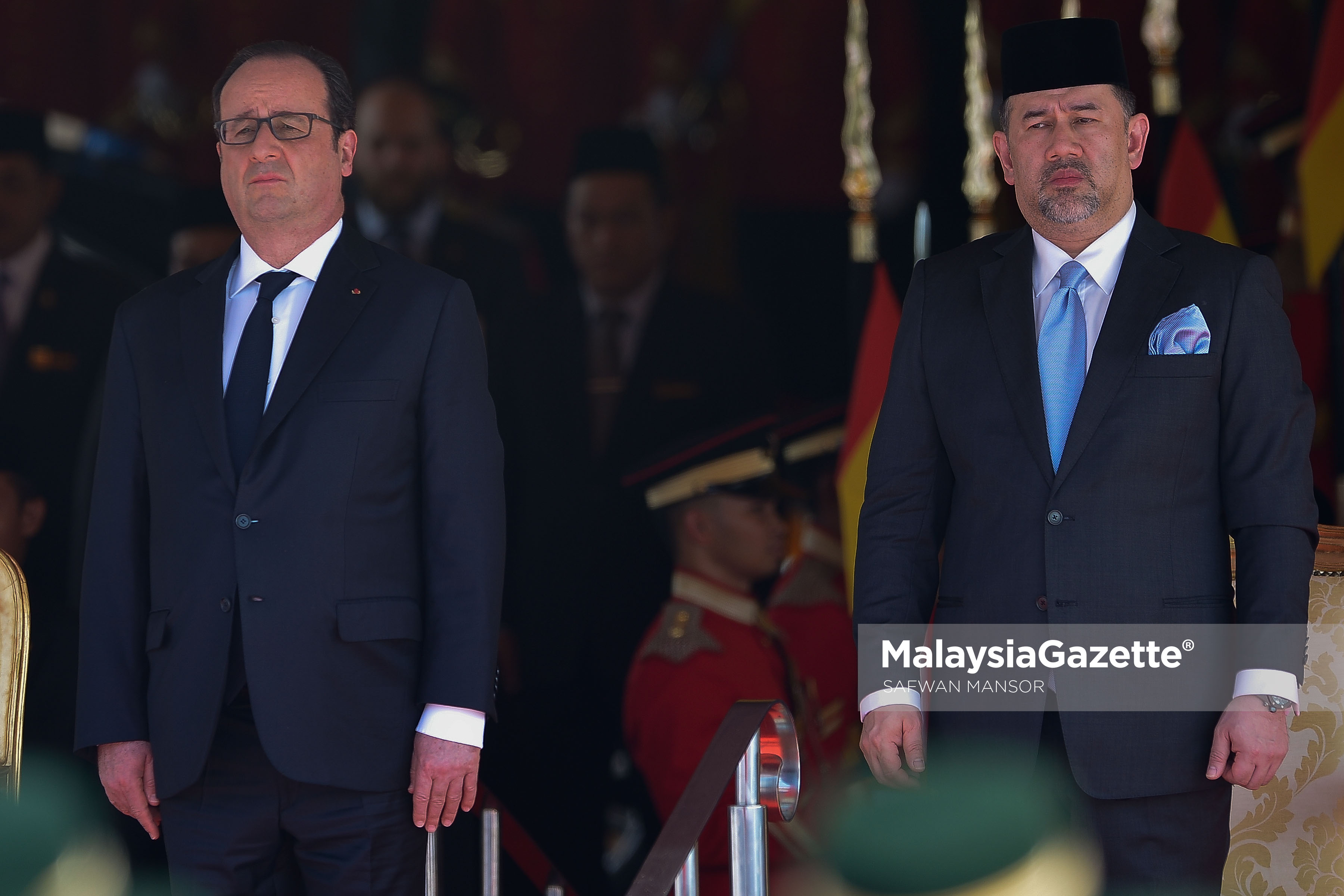 Yang di-Pertuan Agong, Sultan Muhammad V (kanan) berkenan menyambut ketibaan Presiden Perancis, Francois Hollonde (kiri) sempena lawatan rasmi Presiden Perancis di Dataran Parlimen, Kuala Lumpur. foto SAFWAN MANSOR, 28 MAC 2017