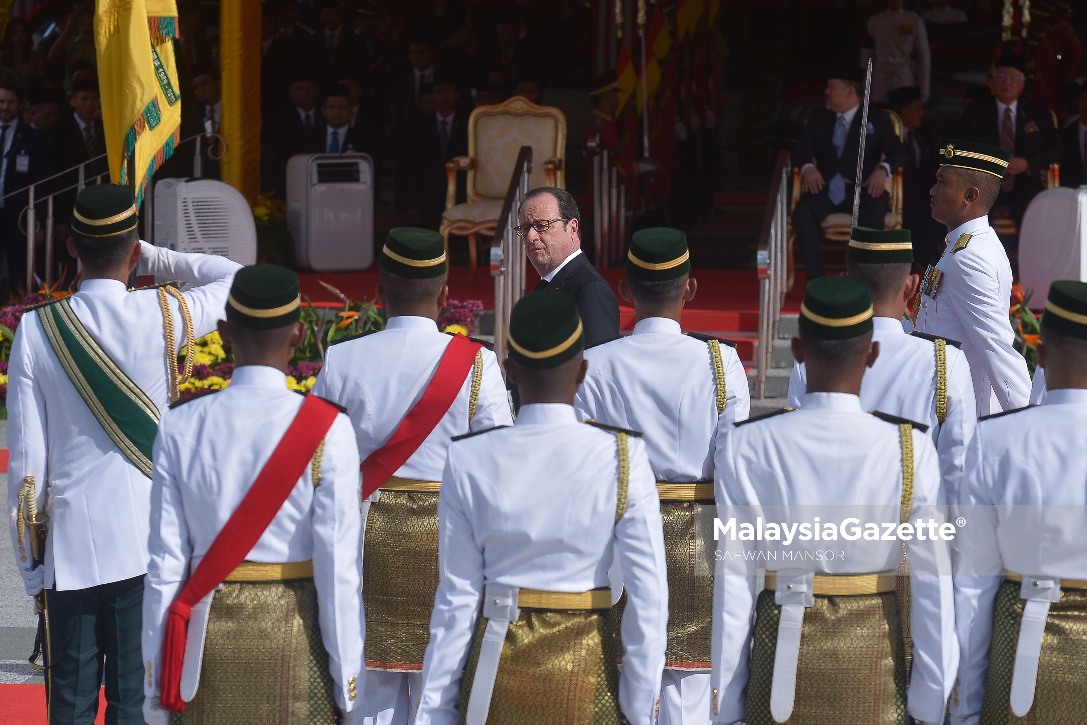 Presiden Perancis, Francois Hollonde memeriksa kawalan kehormat Battalion Pertama Rejimen Askar Melayu Di Raja (RAMD) sempena lawatan rasmi Presiden Perancis di Dataran Parlimen, Kuala Lumpur. foto SAFWAN MANSOR, 28 MAC 2017