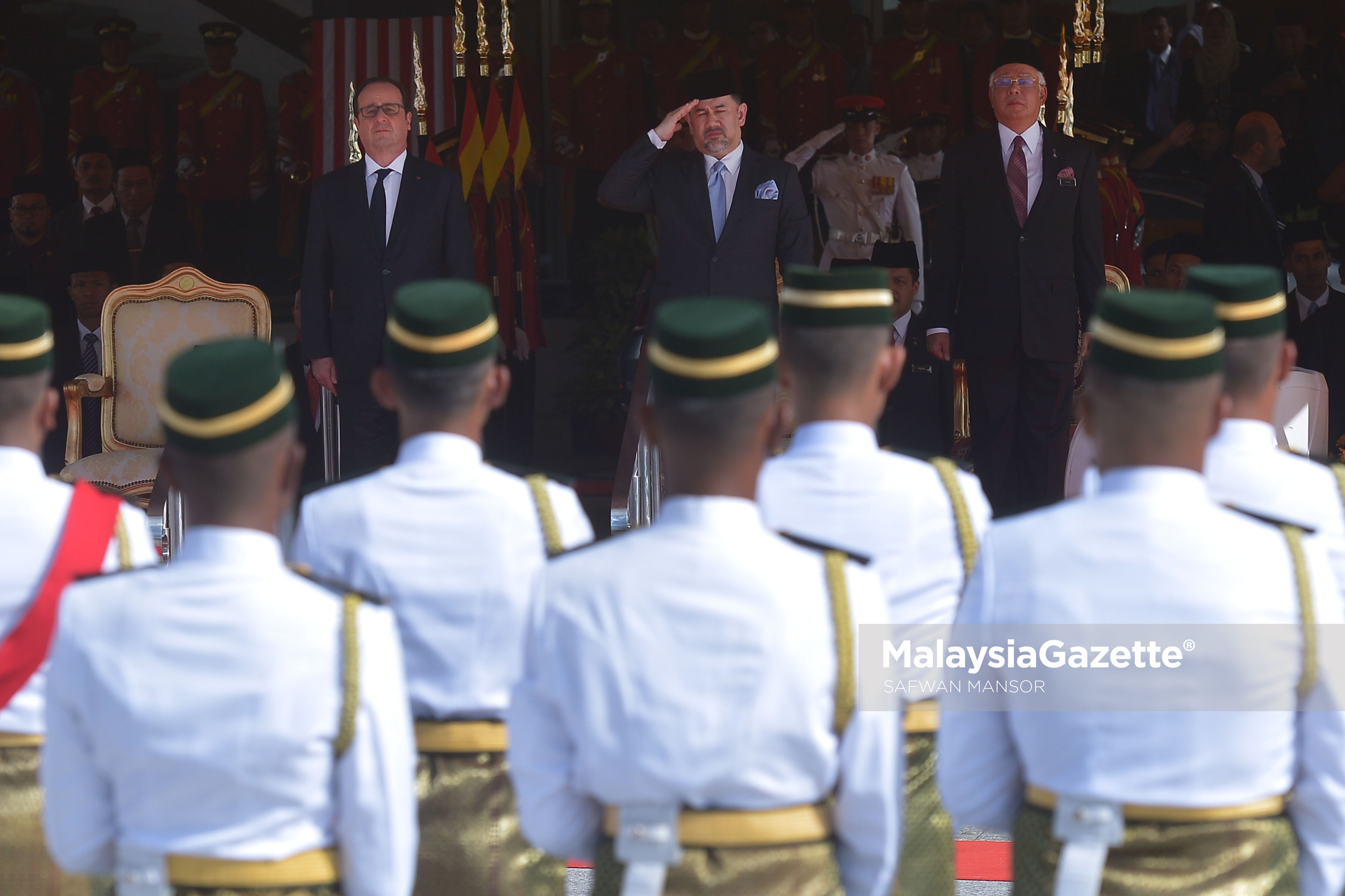 Yang di-Pertuan Agong, Sultan Muhammad V (kanan) bekenan menyambut ketibaan Presiden Perancis, Francois Hollonde (kiri) turut mengiringi Perdana Menteri, Datuk Seri Najib Tun Razak (tengah) sempena lawatan rasmi Presiden Perancis di Dataran Parlimen, Kuala Lumpur. foto SAFWAN MANSOR, 28 MAC 2017