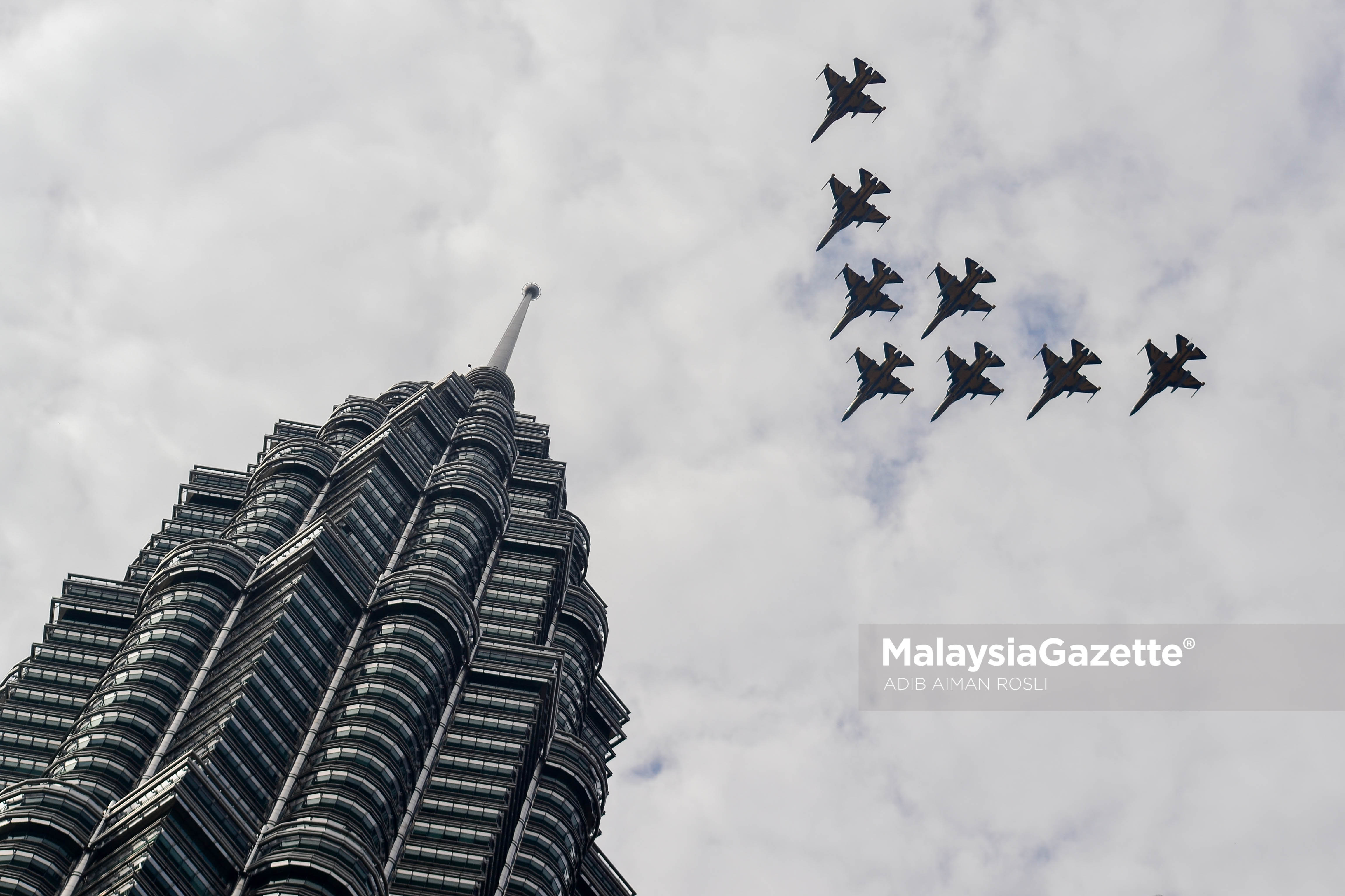 Pesawat Pejuang Korea Selatan, Black Eagles melalui kawasan ruang udara sekitar Menara Berkembar Petronas (KLCC) di Persiaran Menara Berkembar Petronas (KLCC), Kuala Lumpur. foto ADIB AIMAN ROSLI , 29 MAC 2017