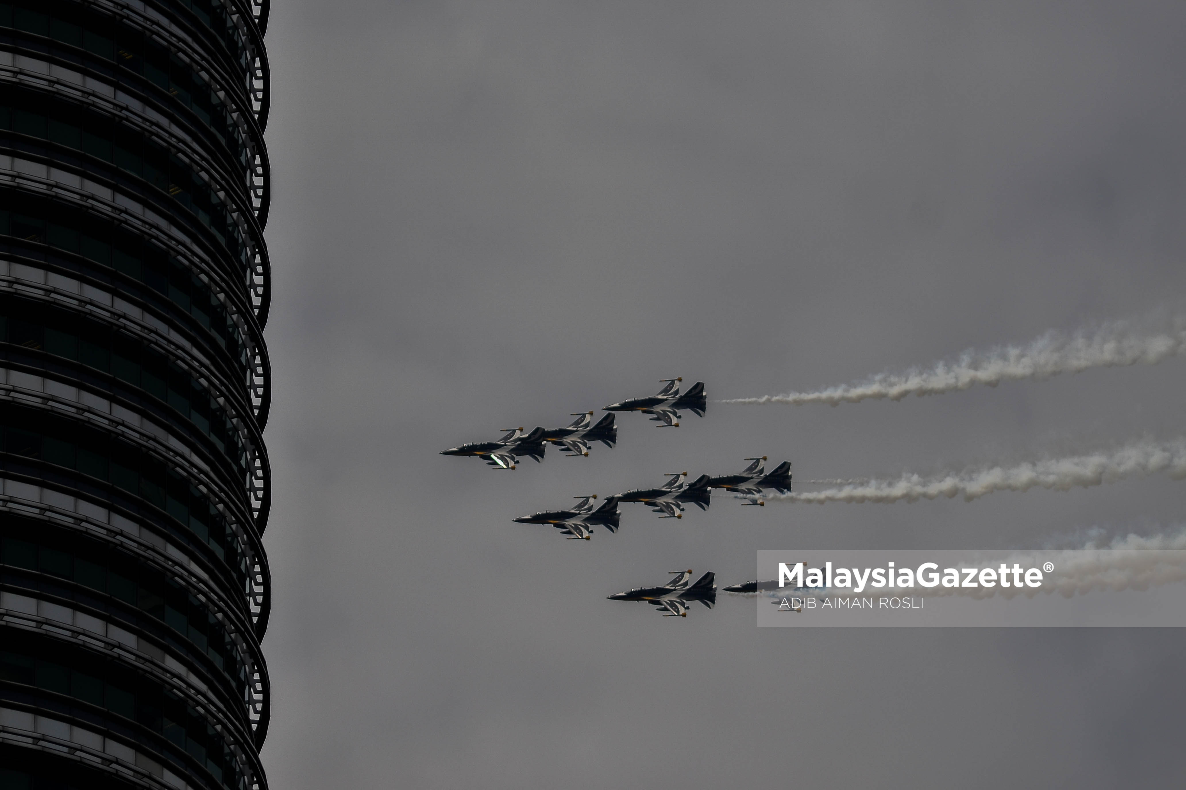 Pesawat Pejuang Korea Selatan, Black Eagles melalui kawasan ruang udara sekitar Menara Berkembar Petronas (KLCC) di Persiaran Menara Berkembar Petronas (KLCC), Kuala Lumpur. foto ADIB AIMAN ROSLI , 29 MAC 2017
