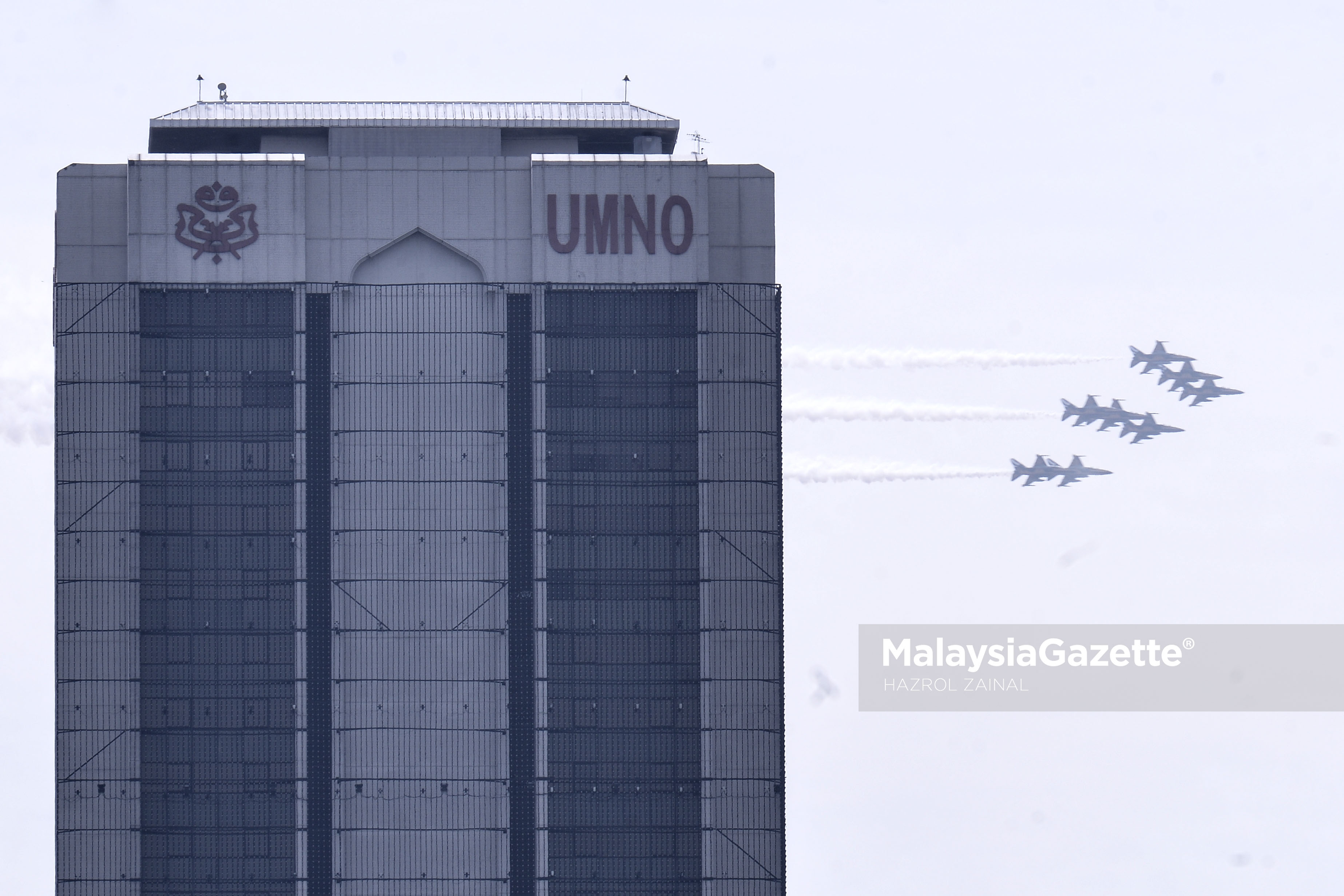 Pesawat Pejuang Korea Selatan, Black Eagle T-50 melepasi bangunan Pusat Dagangan Dunia Putra (PWTC) ketika melalui ruang udara sekitar Kuala Lumpur. foto MOHD HAZROL ZAINAL, 29 MAC 2017.