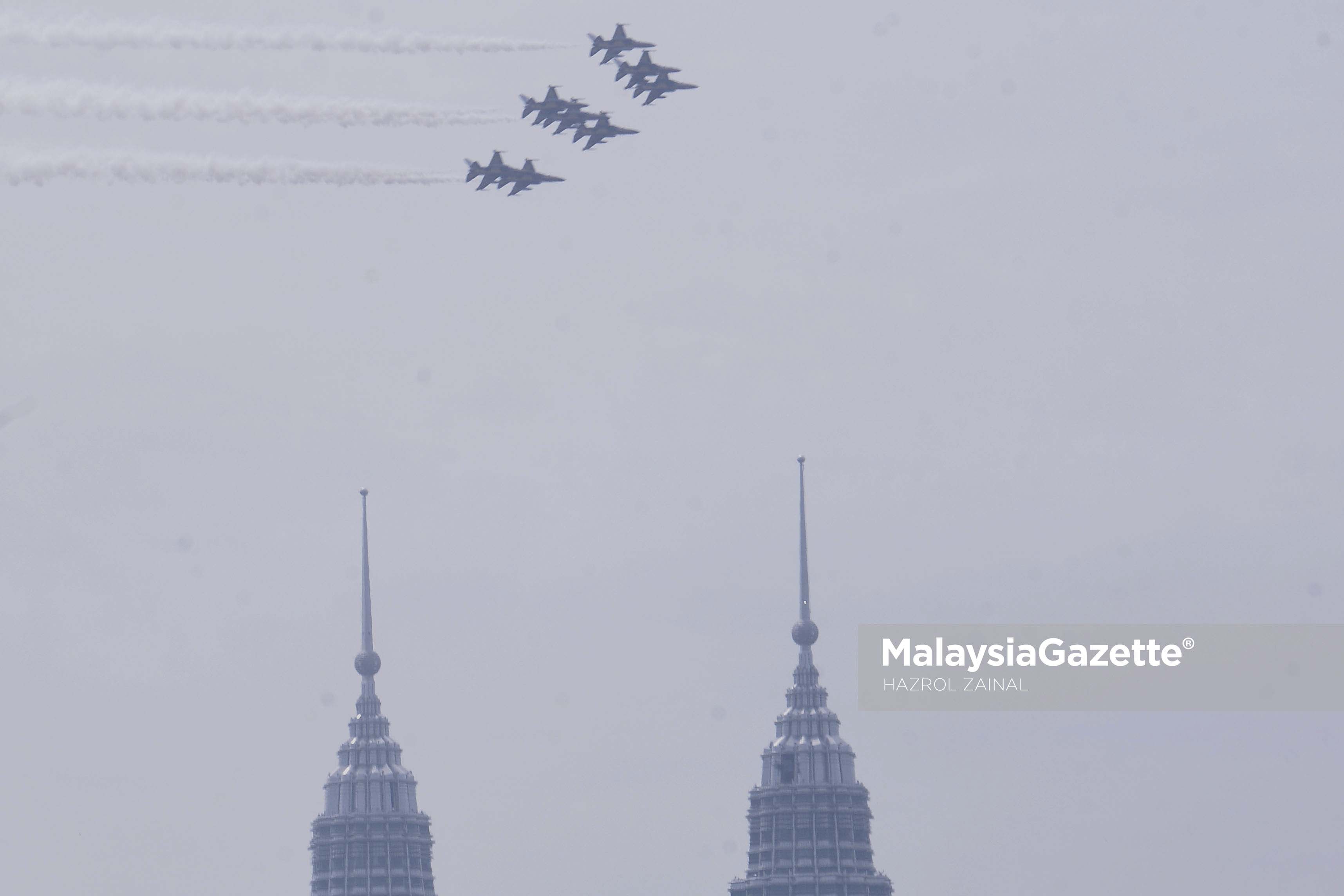 Pesawat Pejuang Korea Selatan, Black Eagle T-50 melepasi Menara Berkembar Petronas (KLCC) ketika melalui ruang udara sekitar Kuala Lumpur. foto MOHD HAZROL ZAINAL, 29 MAC 2017.