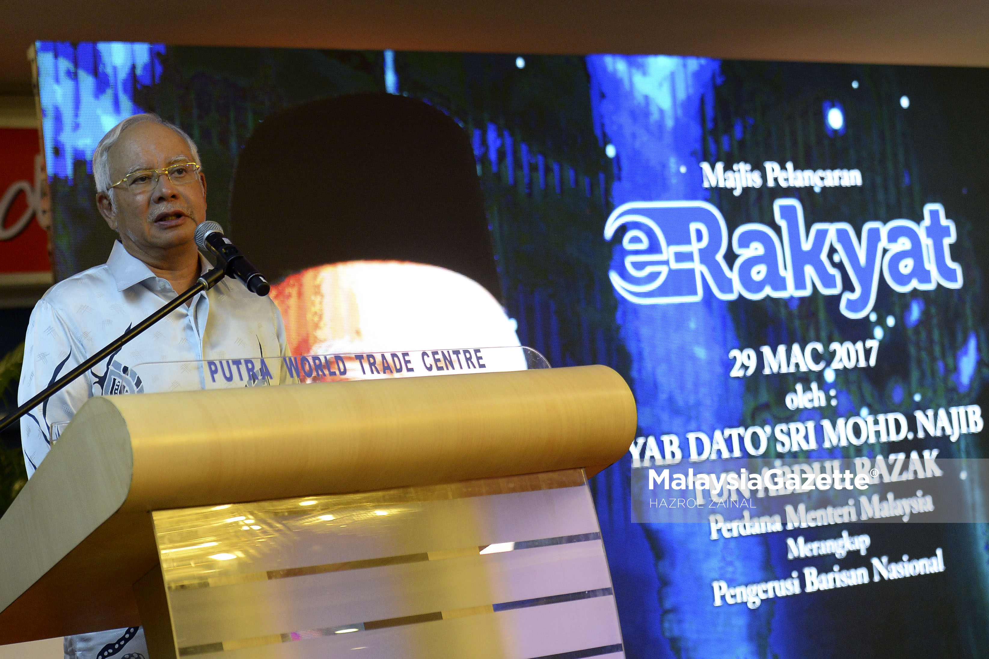 Pengerusi Barisan Nasional, Datuk Seri Najib Tun Razak berucap pada Majlis Pelancaran eRakyat, di Perkarangan Menara Dato' Onn, PWTC, Kuala Lumpur. foto MOHD HAZROL ZAINAL, 29 MAC 2017.