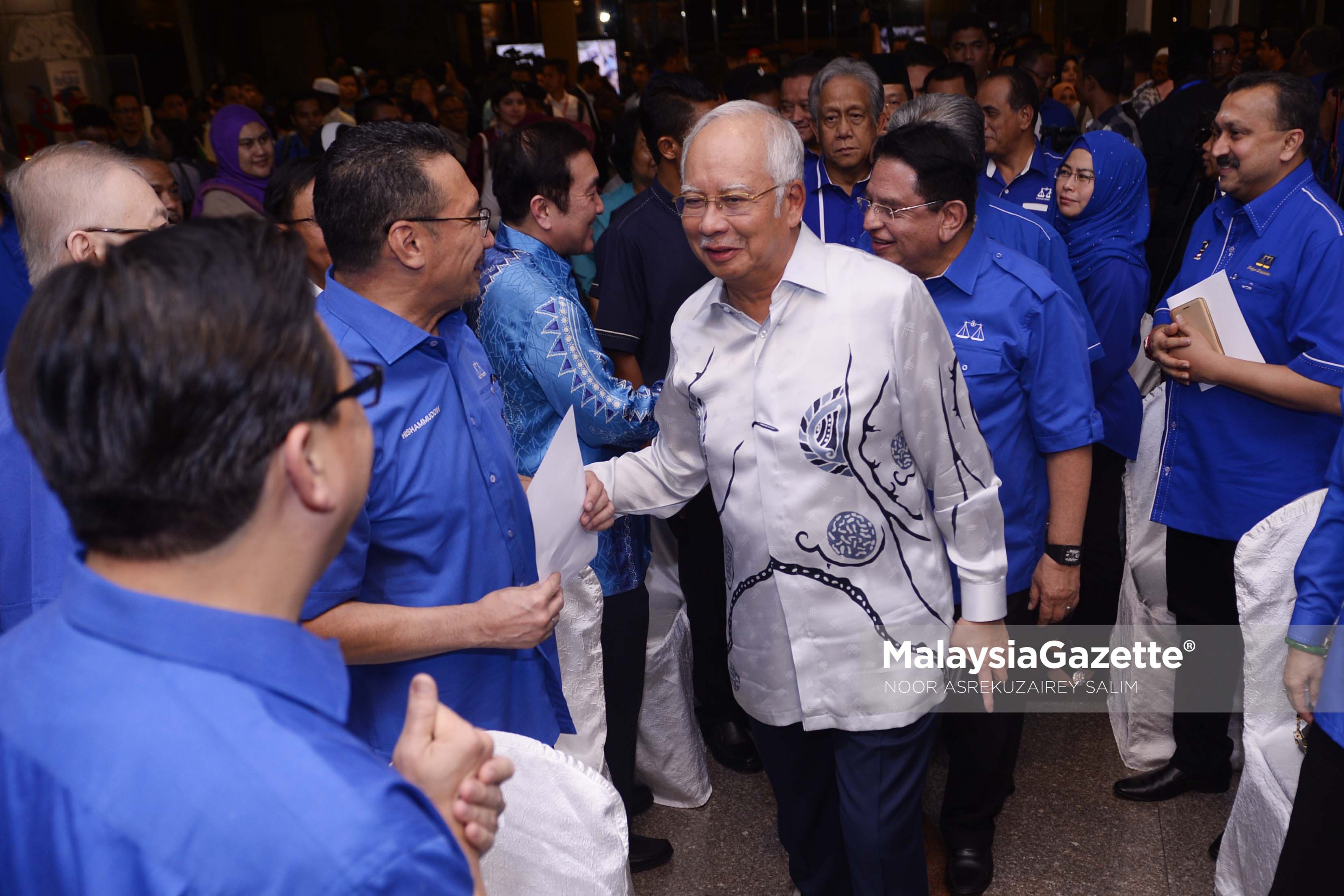 Pengerusi Barisan Nasional, Datuk Seri Najib Tun Razak diiringi Setiausaha Agung Barisan Nasional, Datuk Seri Tengku Adanan Tengku Mansor bersalaman dengan barisan kepimpinan tertinggi BN ketika hadir pada Majlis Pelancaran eRakyat di Perkarangan Menara Dato' Onn, PWTC, Kuala Lumpur. foto NOOR ASREKUZAIREY SALIM, 29 MAC 2017