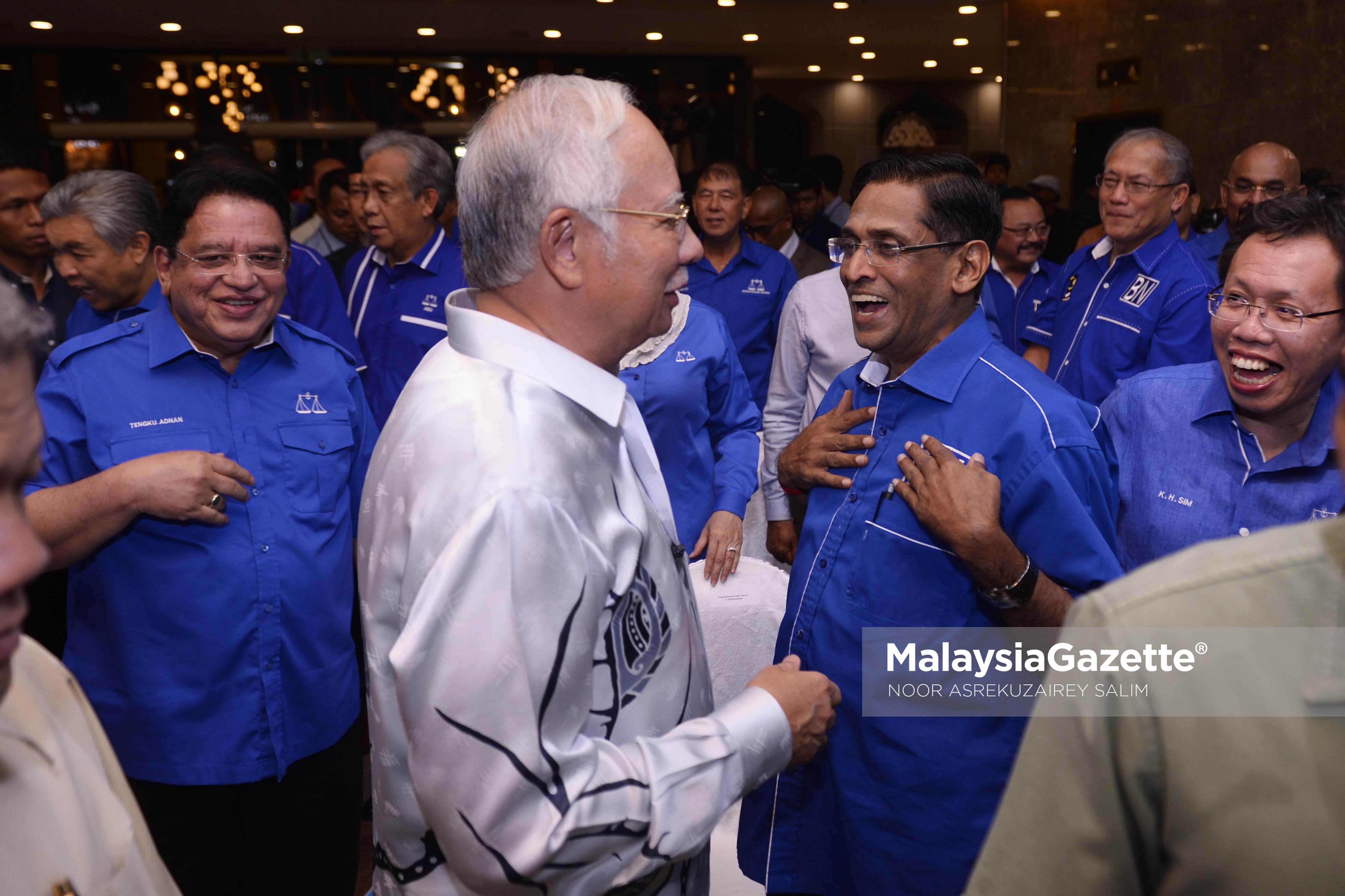 Pengerusi Barisan Nasional, Datuk Seri Najib Tun Razak diiringi Setiausaha Agung Barisan Nasional, Datuk Seri Tengku Adanan Tengku Mansor bersalaman dengan barisan kepimpinan tertinggi BN ketika hadir pada Majlis Pelancaran eRakyat di Perkarangan Menara Dato' Onn, PWTC, Kuala Lumpur. foto NOOR ASREKUZAIREY SALIM, 29 MAC 2017