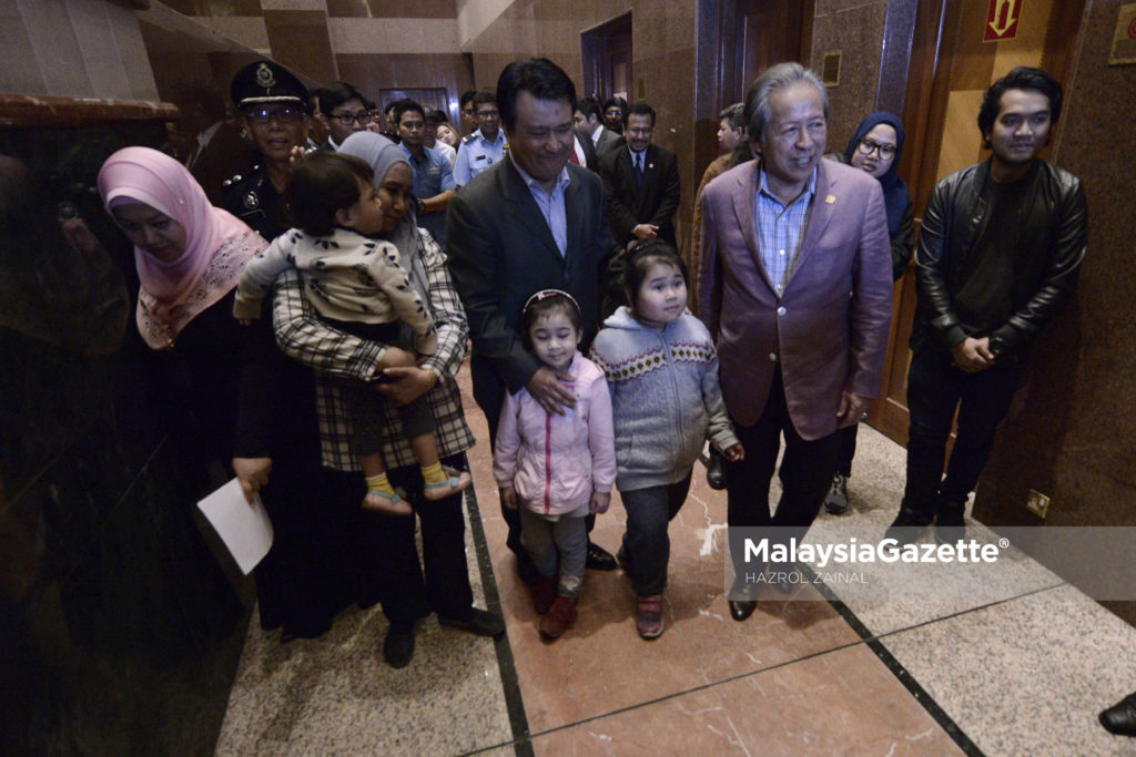 Menteri Luar, Datuk Seri Anifah Aman (tiga kanan) beramah mesra bersama ahli keluarga Pegawai Tadbir dan Diplomatik Kedutaan Malaysia di Pyongyang, Mohd. Nor Azrin Md. Zain dan empat rakyat Malaysia yang dihalang pulang oleh Pyongyang ketika menyambut kepulangan mereka di Kompleks Bunga Raya, Lapangan Terbang Antarabangsa Kuala Lumpur (KLIA). foto MOHD HAZROL ZAINAL, 31 MAC 2017.