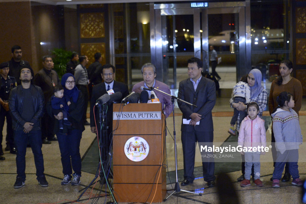 Menteri Luar, Datuk Seri Anifah Aman bercakap pada sidang media selepas menyambut kepulangan sembilan rakyat Malaysia yang dihalang pulang oleh Pyongyang di Kompleks Bunga Raya, Lapangan Terbang Antarabangsa Kuala Lumpur (KLIA). foto MOHD HAZROL ZAINAL, 31 MAC 2017.