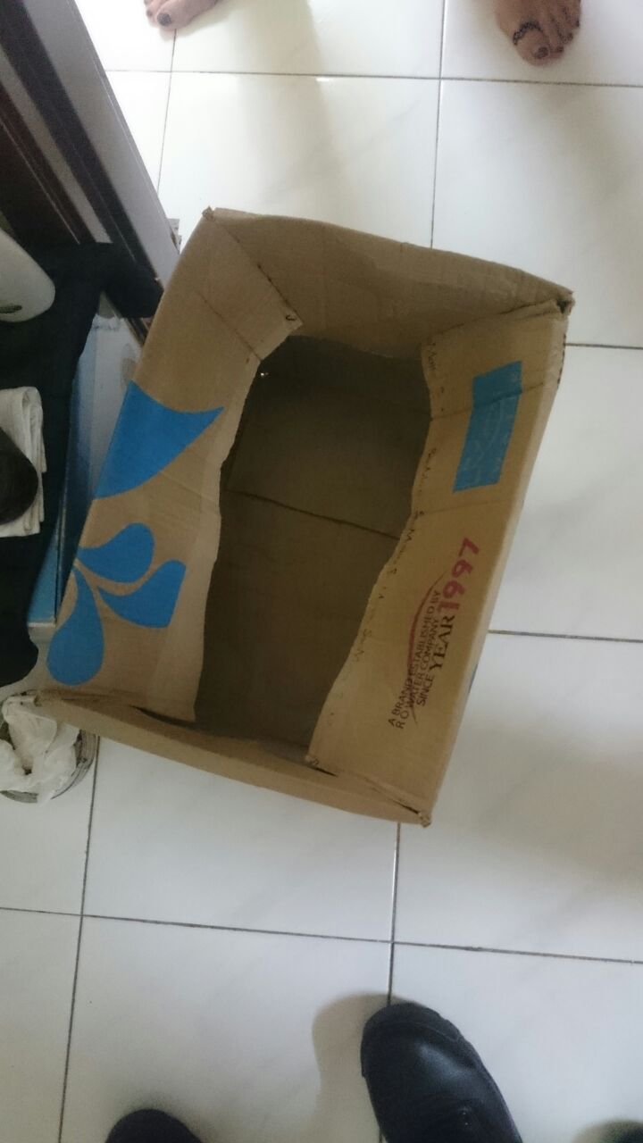 Kotak yang digunakan suspek menyimpan bayi masih bertali pusat dan ditinggalkan di tangga Apartmrn Kos Rendah Flora Damansara, PJU8/9 PJ, sebelum diselamatkan penghuni lain dalam kejadian semalam.