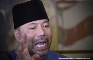 Bekas Ketua Bahagian UMNO Batu Kawan Datuk Seri Khairuddin Abu Hassan hari ini menarik balik samannya terhadap ahli perniagaan Low Taek Jho atau Jho Low, Datin Seri Rosmah Mansor dan 1Malaysia Development Bhd (1MDB).