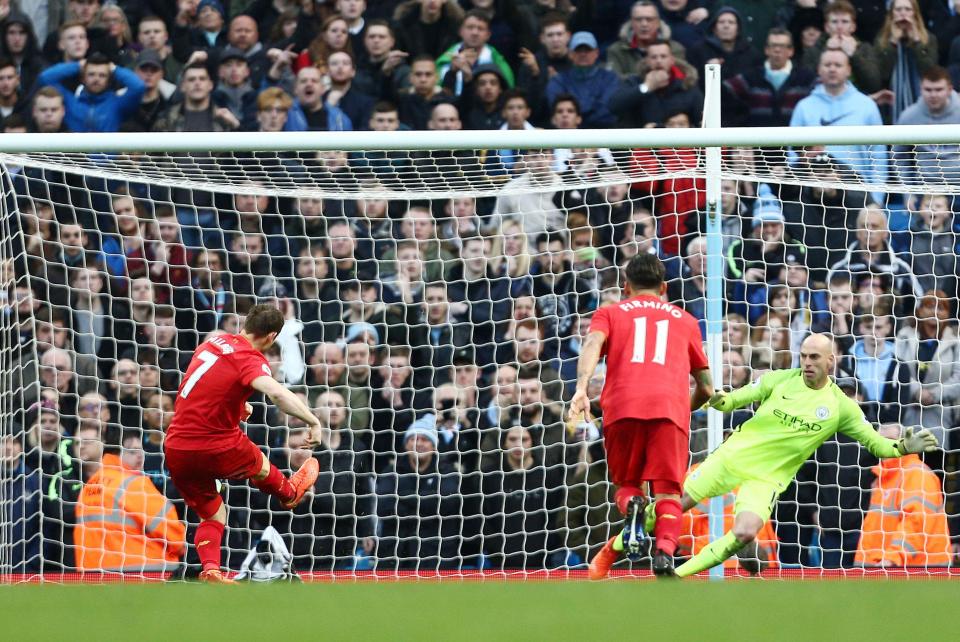 James Milner berjaya meletakkan Liverpool di hadapan menerusi sepakan penalti minit ke-51 menentang Man City dalam aksi EPL di Stadium Etihad awal pagi tadi.Foto: the Sun