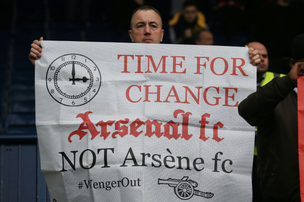 Para penyokong Arsenal memegang kain rentang anti-Wenger semasa perlawanan EPL antara West Brom dan Arsenal di Stadium The Hawthorns semalam. Foto: AFP