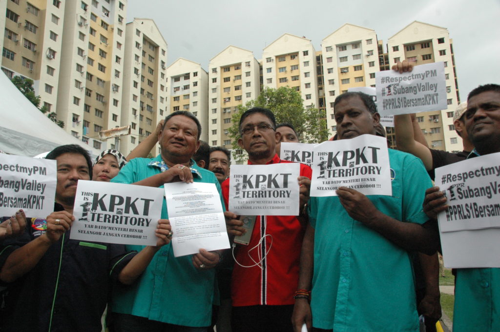 Pengerusi Jawatankuasa Kesejahteraan dan Pembangunan Lembah Subang (JKPLS), Datuk Yusuff HM Hanif bersama ahli-ahlinya semasa demonstrasi aman membantah tindakan kerajaan Selangor di Subang Jaya petang tadi.