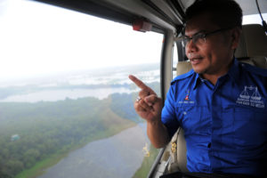 Jamal Md Yunos membuat tinjauan udara bersama sekumpulan media menggunakan dua helikopter dari Subang Skypark Terminal, Subang,