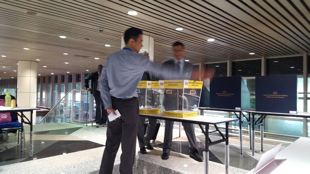Seorang kru kabin MAB sedang memasukan kertas undi dalam undi sulit yang dijalankan oleh NUFAM dan Jabatan Perhubungan Perusahaan, di KLIA, semalam.