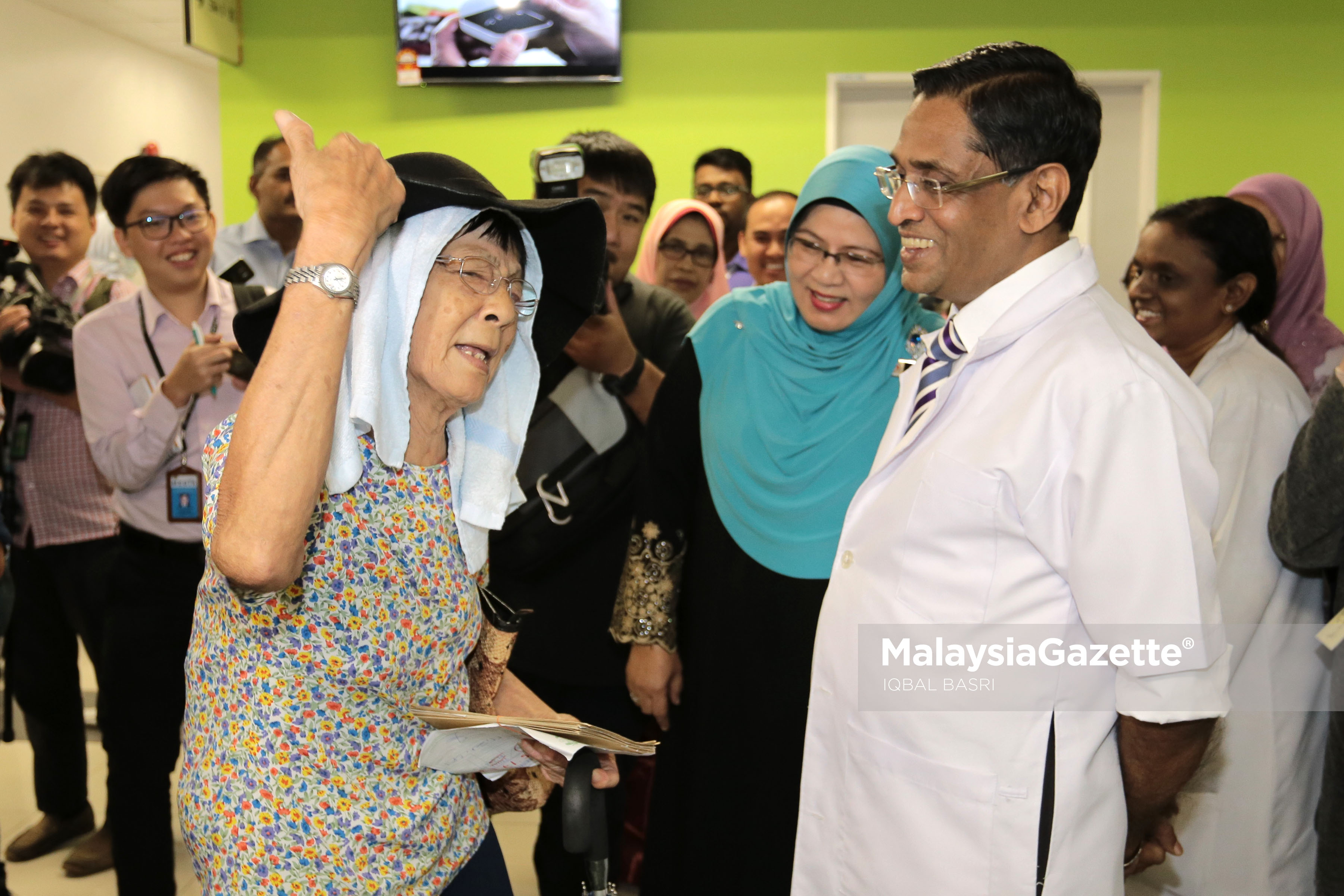 Menteri Kesihatan, Datuk Seri S. Subramaniam beramah mesra bersama orang awam yang mendapatkan rawatan ketika membuat lawatan di Klinik Kesihatan Kuala Lumpur. foto IQBAL BASRI, 06 APRIL 2017.