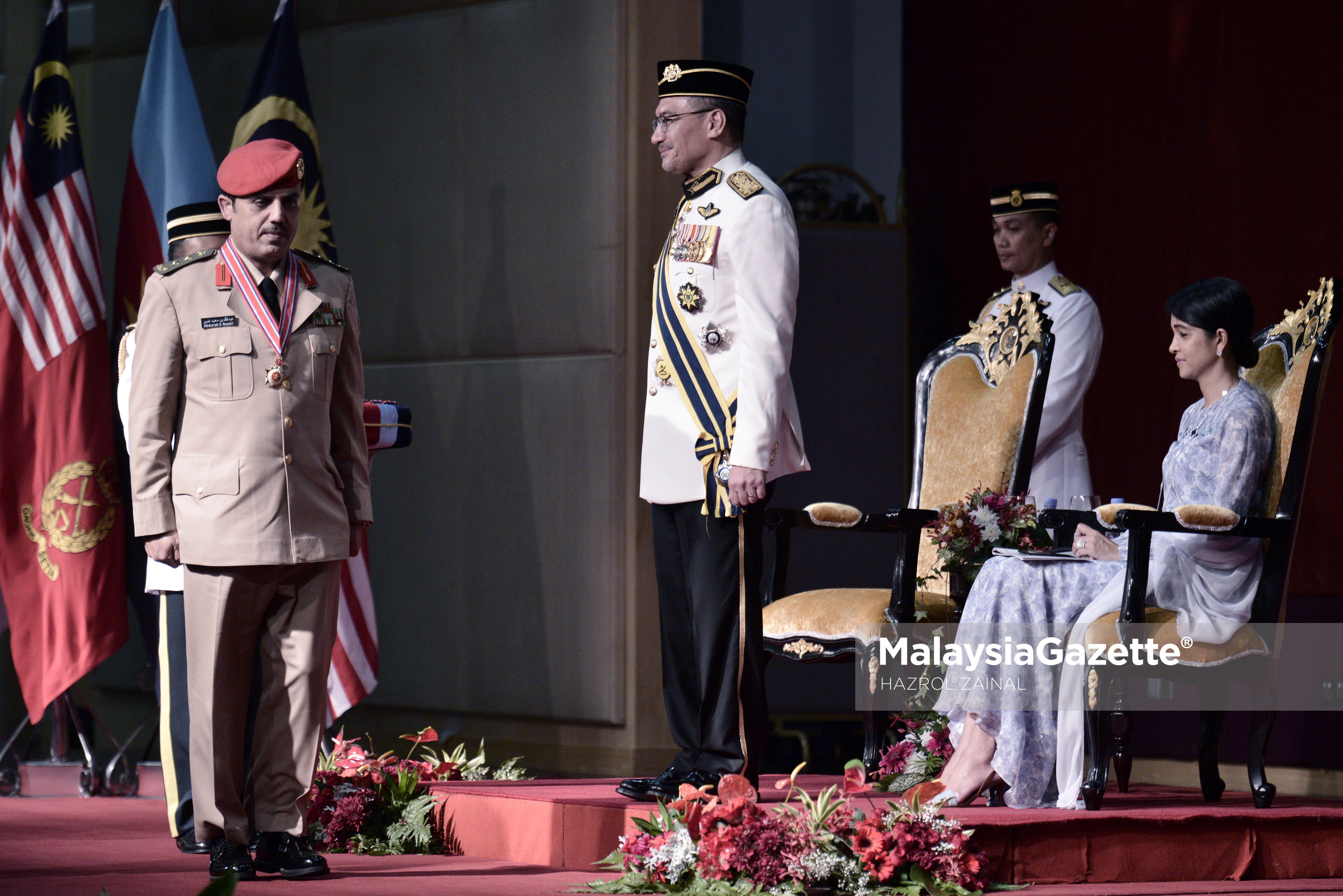 Salah seorang penerima, Polis Swasta Ketenteraan Arab Saudi, Kol Abdullah Saeed A. Nusair (dua kiri) selepas menerima pingat dari Menteri Pertahanan, Datuk Seri Hishammuddin Tun Hussien (tengah) pada Istiadat Penganugerahan Darjah Kepahlawanan Angkatan Tentera Malaysia di Dewan Perkasa Wisma Perwira Angkatan Tentera Malaysia, Kuala Lumpur. foto MOHD HAZROL ZAINAL, 10 APRIL 2017.