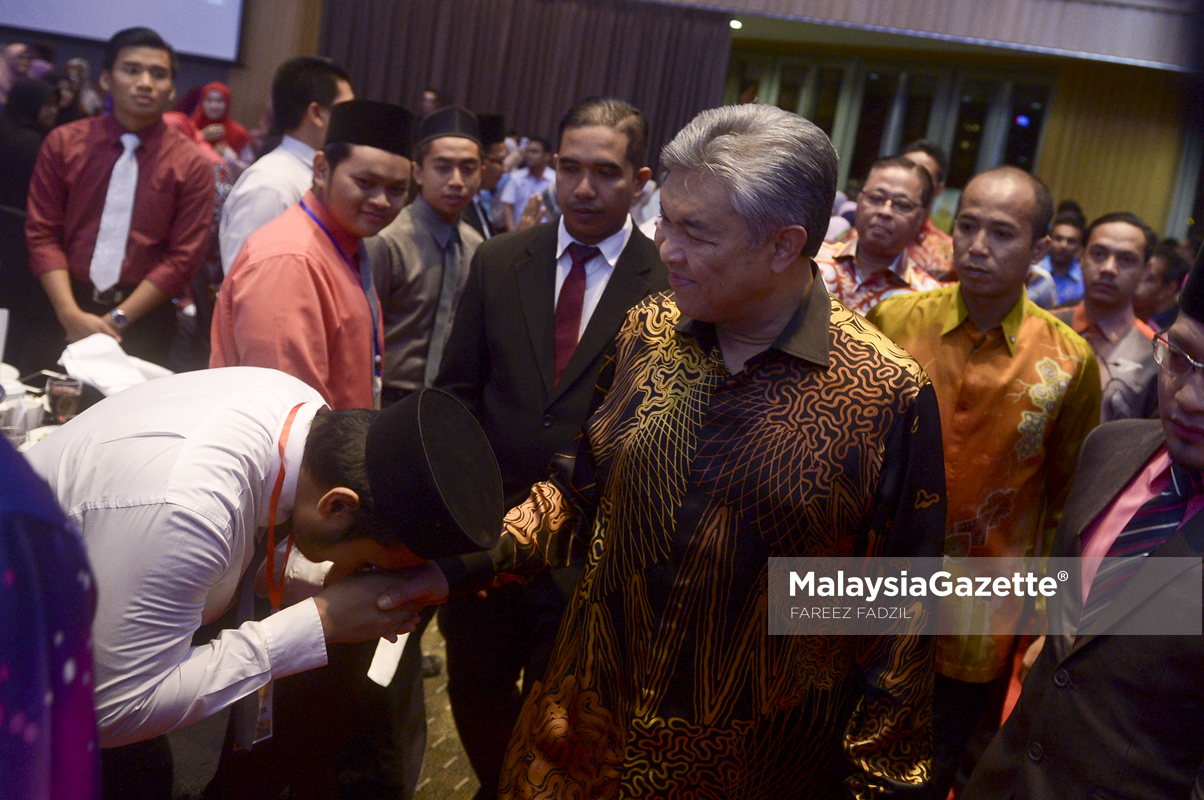 Timbalan Perdana Menteri, Datuk Seri Ahmad Zahid Hamidi bersalaman bersama pelajar-pelajar ketika hadir pada Majlis Perasmian Konvensyen MRSM Ulul Albab 2017 Majlis Amanah Rakyat (MARA) di Hotel Premiera, Kuala Lumpur. foto FAREEZ FADZIL, 10 APRIL 2017