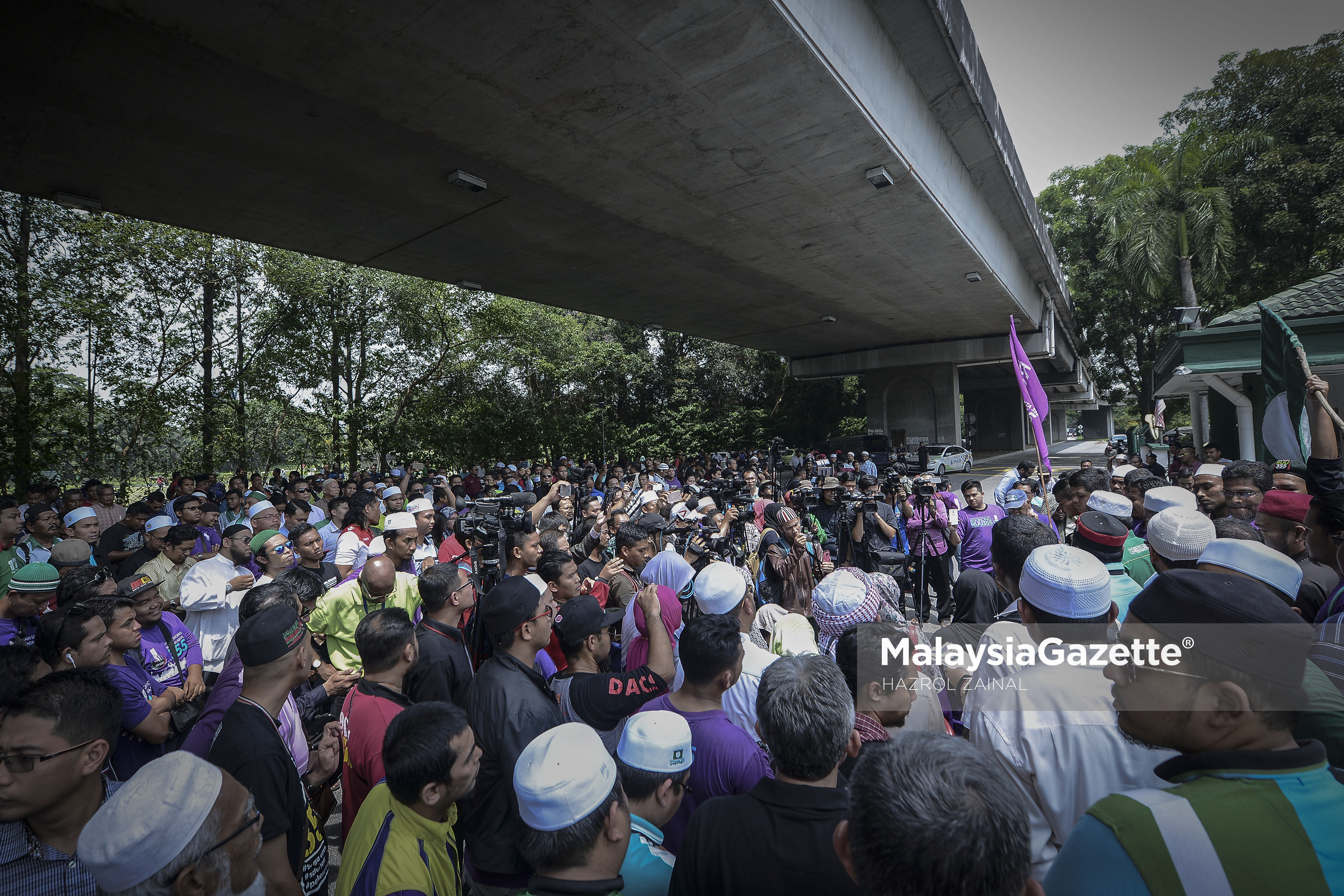 Antara peserta yang terlibat dalam Demonstrasi & Serahan Memorandum Bantahan Kebiadapan Akhbar Nanyang Siang Pau dihadapan pejabat urusan akhbar tersebut di Petaling Jaya. foto MOHD HAZROL ZAINAL, 11 APRIL 2017.