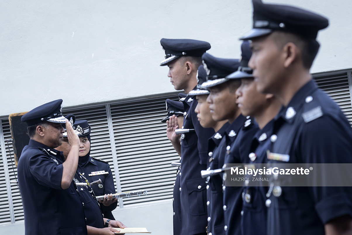 Ketua Polis Negara, Tan Sri Khalid Abu Bakar (kiri) menerima tabik hormat ketika menyerahkan surat penghargaan kepada anggota yang berkhidmat cemerlang pada Majlis Perhimpunan Bulanan di Bukit Aman, Kuala Lumpur. foto MOHD HAZROL ZAINAL, 12 APRIL 2017.
