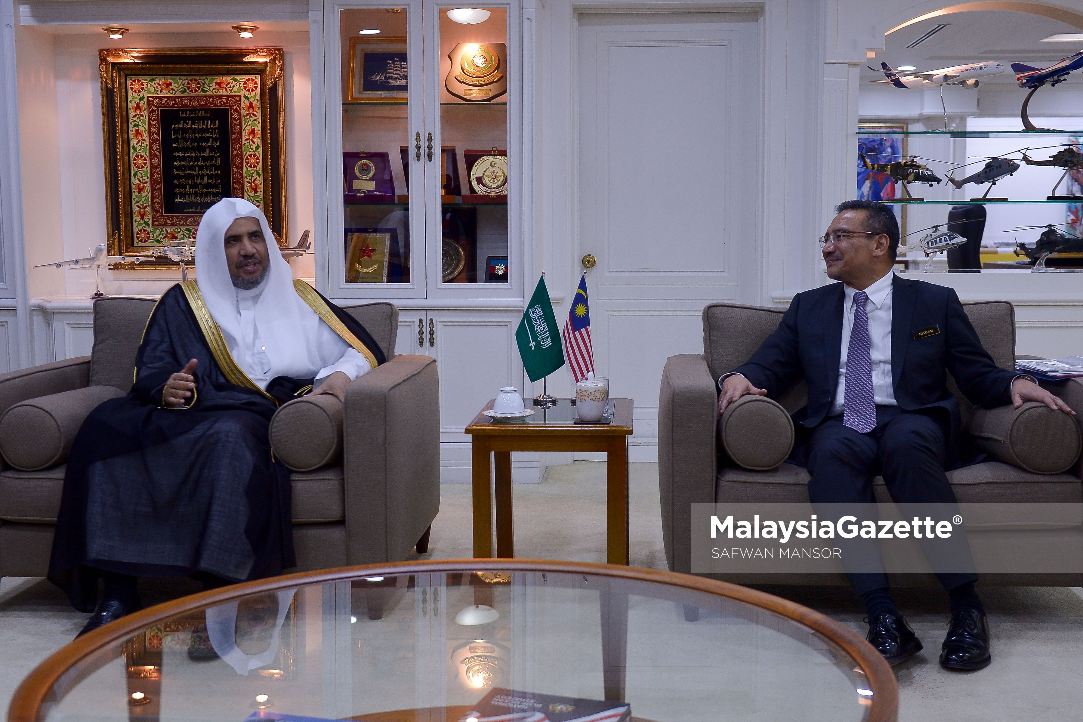 Menteri Pertahanan, Datuk Seri Hishamuddin Tun Hussien menerima kunjungan hormat Ketua Setiausaha Muslim World League merangkap penasihat kepada Arab Saudi, Abdul Kareem Al-Issa (kiri) di Kementerian Pertahanan Malaysia, Kuala Lumpur. foto SAFWAN MANSOR, 12 APRIL 2017