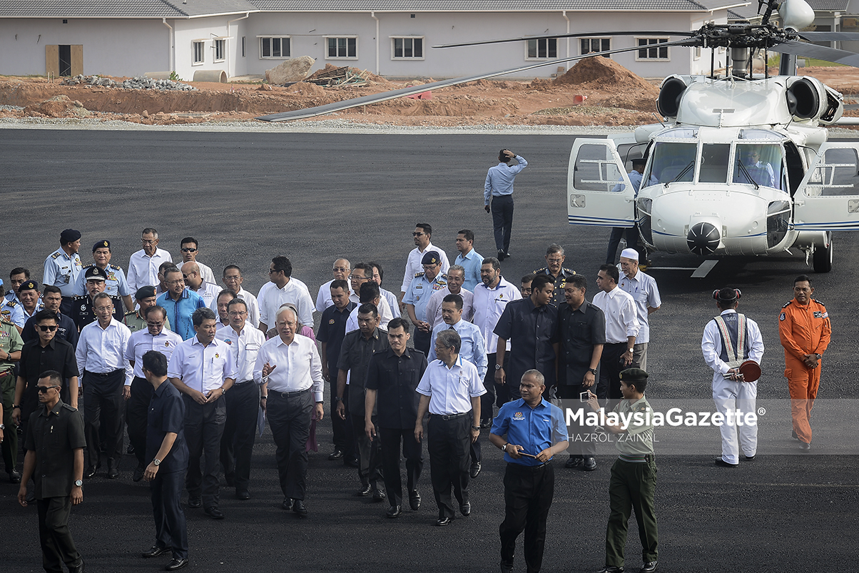 Perdana Menteri, Datuk Seri Najib Tun Razak diiringi Menteri Pertahanan, Datuk Seri Hishammuddin Tun Hussein dan Menteri Besar Negeri Sembilan, Datuk Seri Mohamad Hasan ketika tiba di Pangkalan Udara Sendayan, Negeri Sembilan. foto MOHD HAZROL ZAINAL, 13 APRIL 2017.