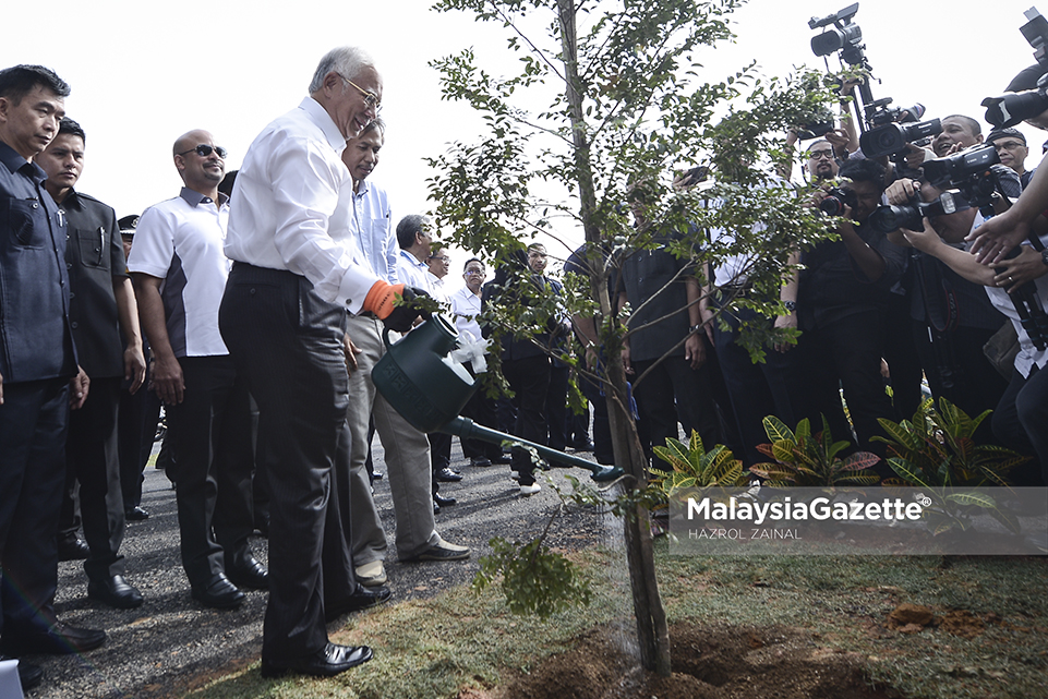 Perdana Menteri, Datuk Seri Najib Tun Razak menjirus pokok yang ditanamnya ketika mengadakan lawatan di Pangkalan Udara Sendayan, Negeri Sembilan. foto MOHD HAZROL ZAINAL, 13 APRIL 2017.