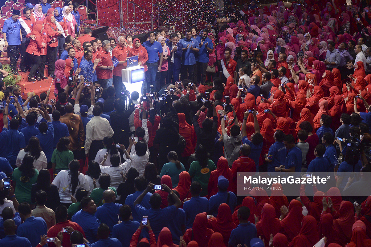 Presiden UMNO, Datuk Seri Najib Tun Razak (tengah) diiringi Naib Presiden UMNO, Datuk Seri Ahmad Zahid Hamidi, Ketua Pergerakan Wanita UMNO, Tan Sri Shahrizat Abdul Jalil, Ketua Pergerakan Pemuda UMNO, Khairy Jamaluddin dan Ketua Pergerakan Puteri UMNO, Datuk Mas Ermieyati Samsudin melakukan gimik pada Majlis Pelancaran Jentera Jalinan Rakyat Plus (JR Plus) di Pusat Dagangan Dunia Putra (PWTC), Kuala Lumpur. foto MOHD HAZROL ZAINAL, 14 APRIL 2017.