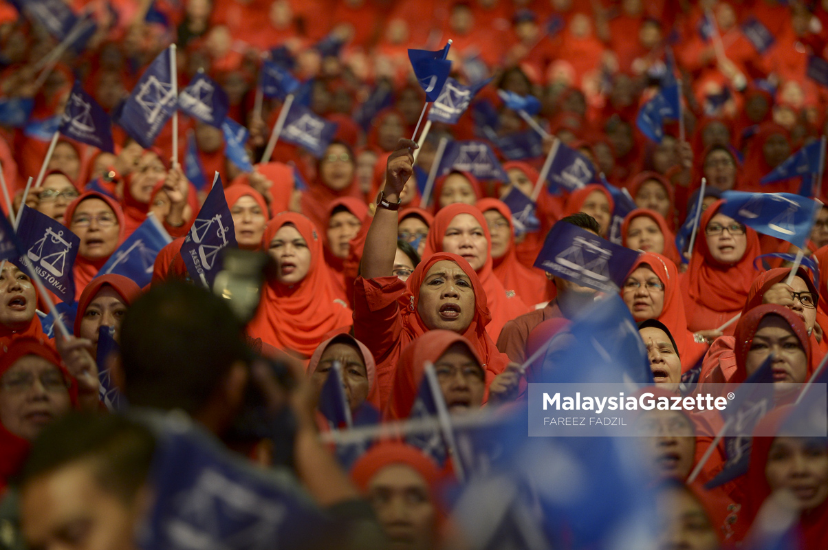 Ahli-ahli Pergerakan Wanita UMNO bersemangat mengibarkan bendera Barisan Nasional pada Majlis Pelancaran Jentera Jalinan Rakyat Plus (JR Plus) di Pusat Dagangan Dunia Putra (PWTC), Kuala Lumpur. foto FAREEZ FADZIL, 14 APRIL 2017