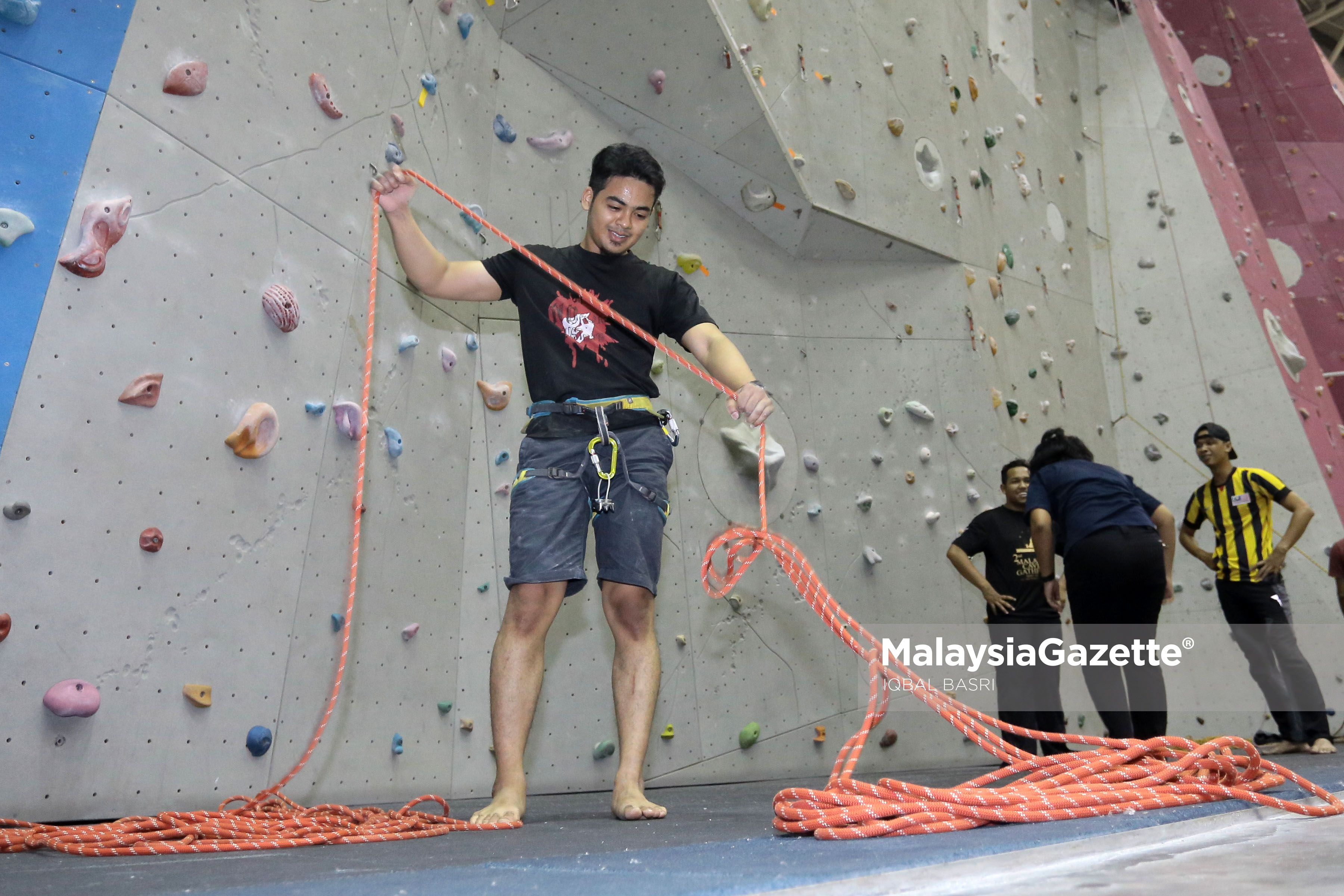 Jurulatih yang bertugas memeriksa tali yang akan digunakan dalam aktiviti wall climbing bagi memastikan keselamatan peserta yang mengikuti aktiviti tersebut ketika tinjauan lensa Malaysia Gazette di Taman Cabaran Putrajaya. foto IQBAL BASRI, 16 APRIL 2017