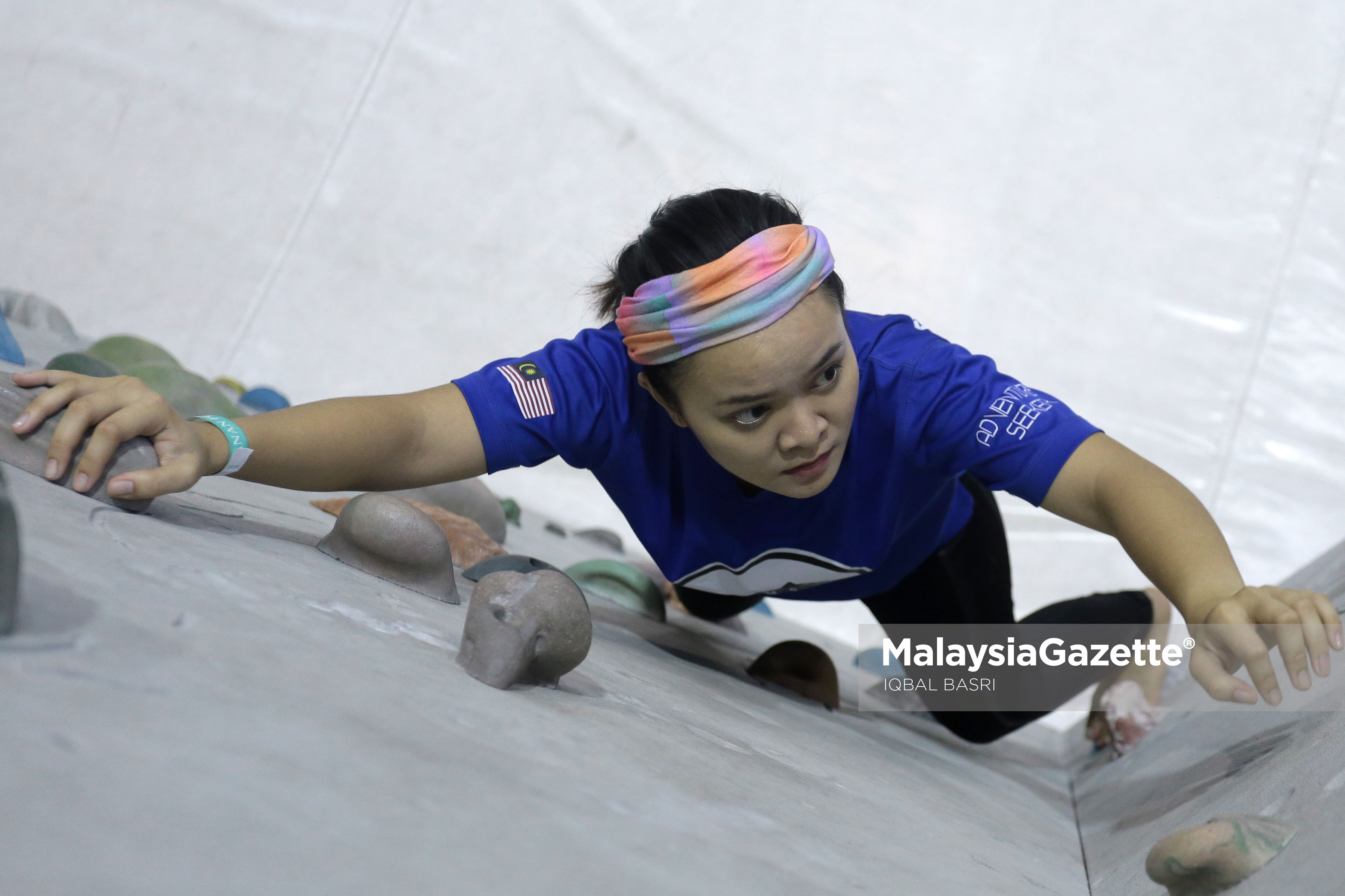 Jacqueline Wena merupakan pengunjung kali pertama mencuba wall climbing kelihatan memberi sepenuh konsentrasi ketika mengharungi cabaran untuk sampai ke puncak ketika tinjauan lensa Malaysia Gazette di Taman Cabaran Putrajaya. foto IQBAL BASRI, 16 APRIL 2017